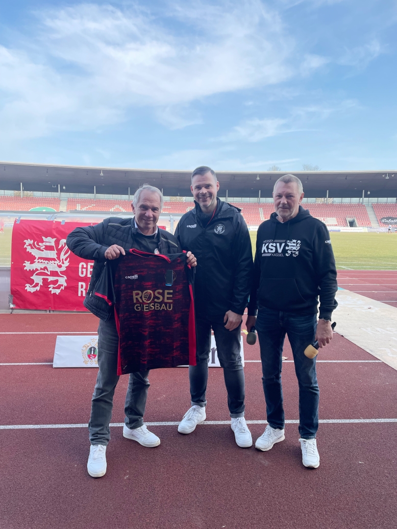 Ehrung Goldenes Trikot an Jens Rose durch Daniel Bettermann mit Moderator Klaus Bachmann