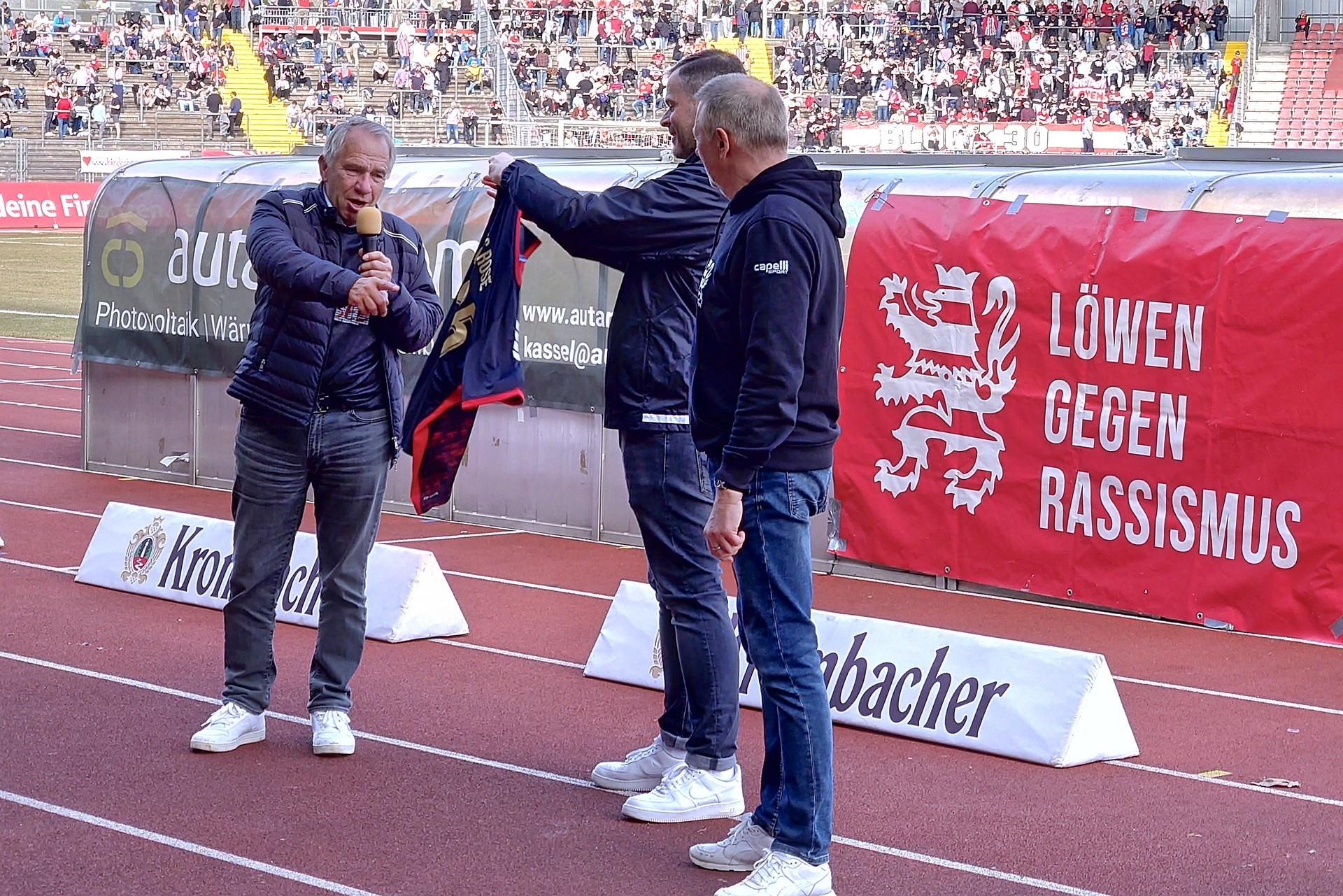 Ehrung Goldenes Trikot an Jens Rose durch Daniel Bettermann mit Moderator Klaus Bachmann