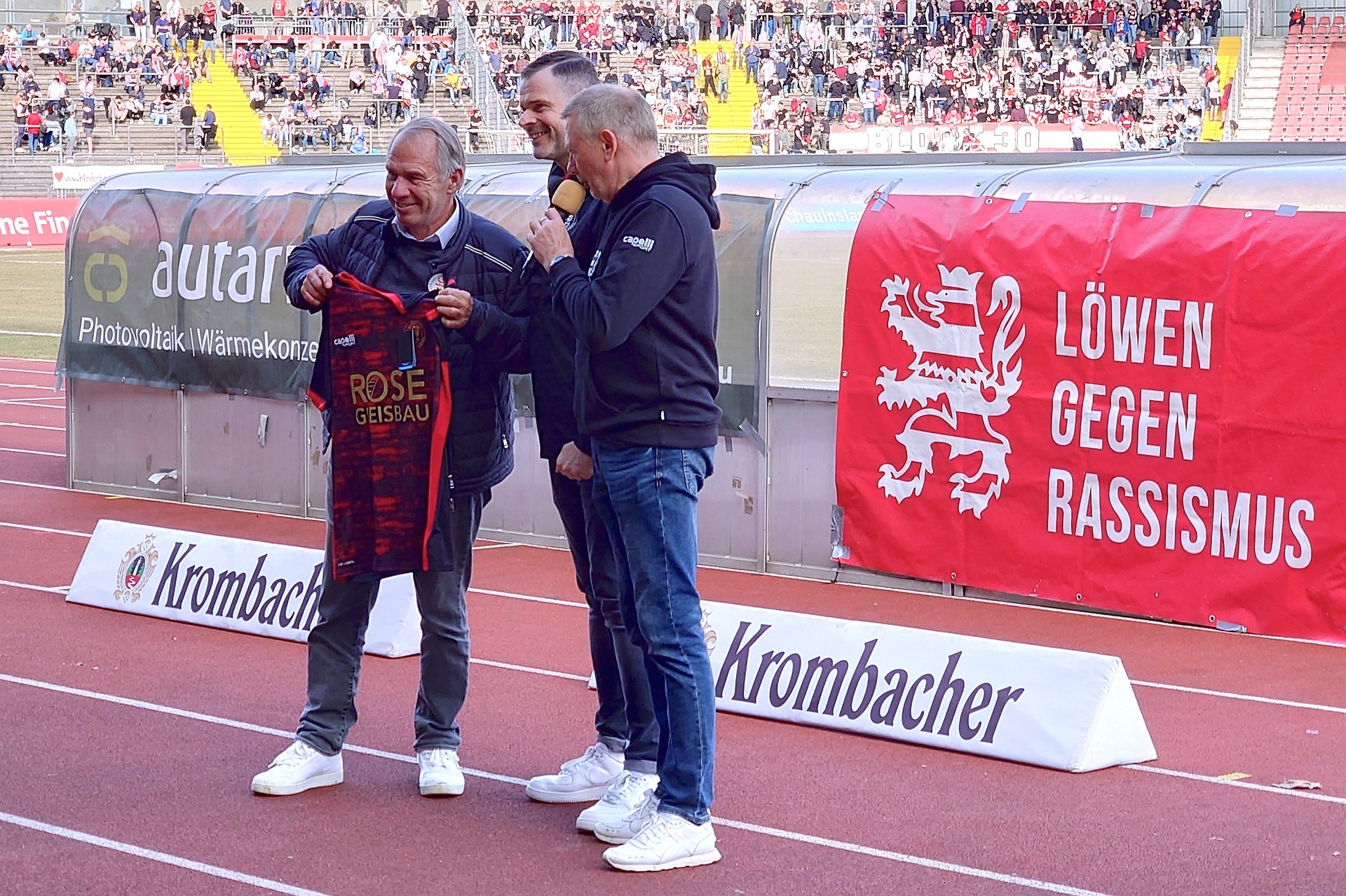 Ehrung Goldenes Trikot an Jens Rose durch Daniel Bettermann mit Moderator Klaus Bachmann