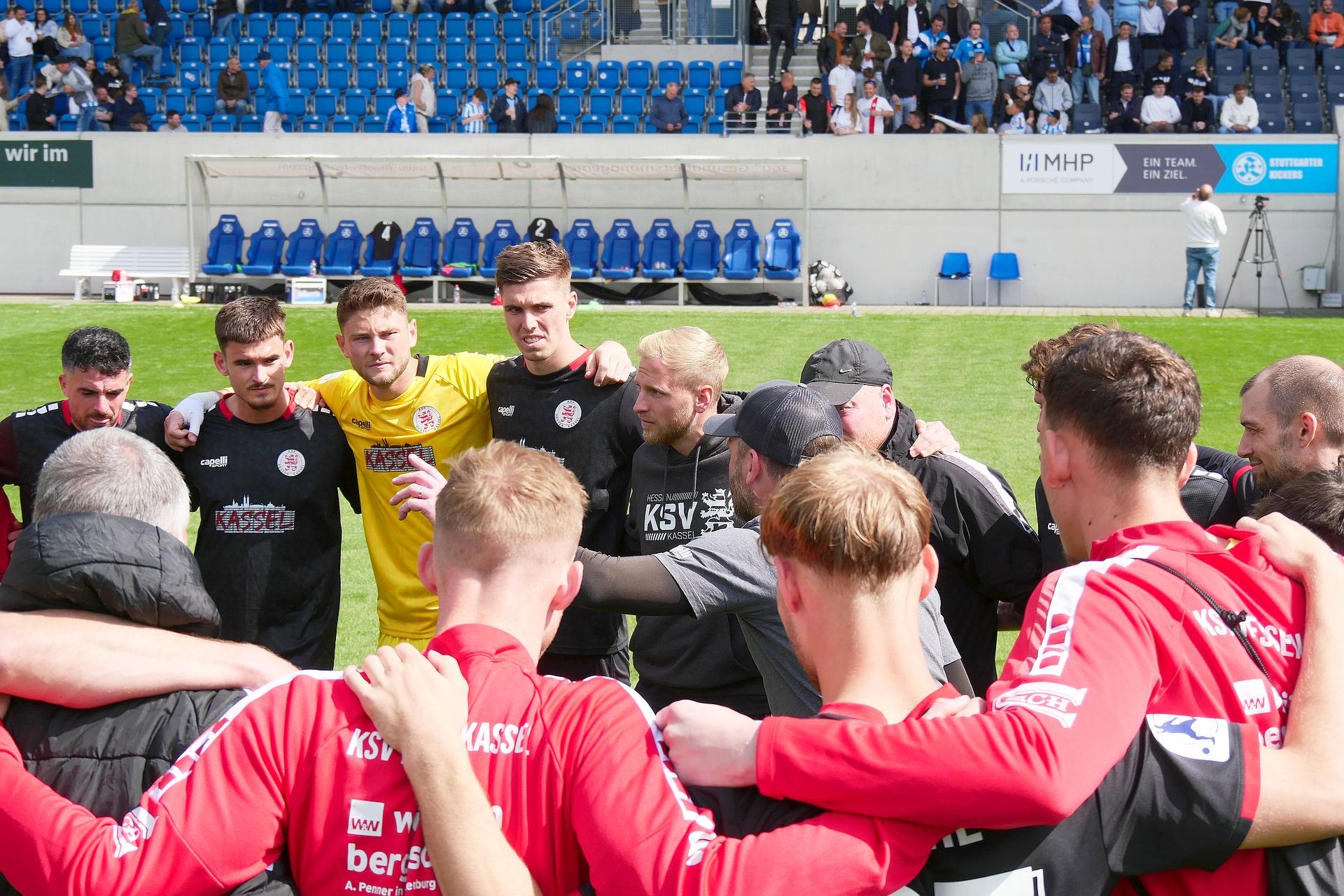 Stuttgarter Kickers - KSV Hessen Kassel, Mannschaftskreis