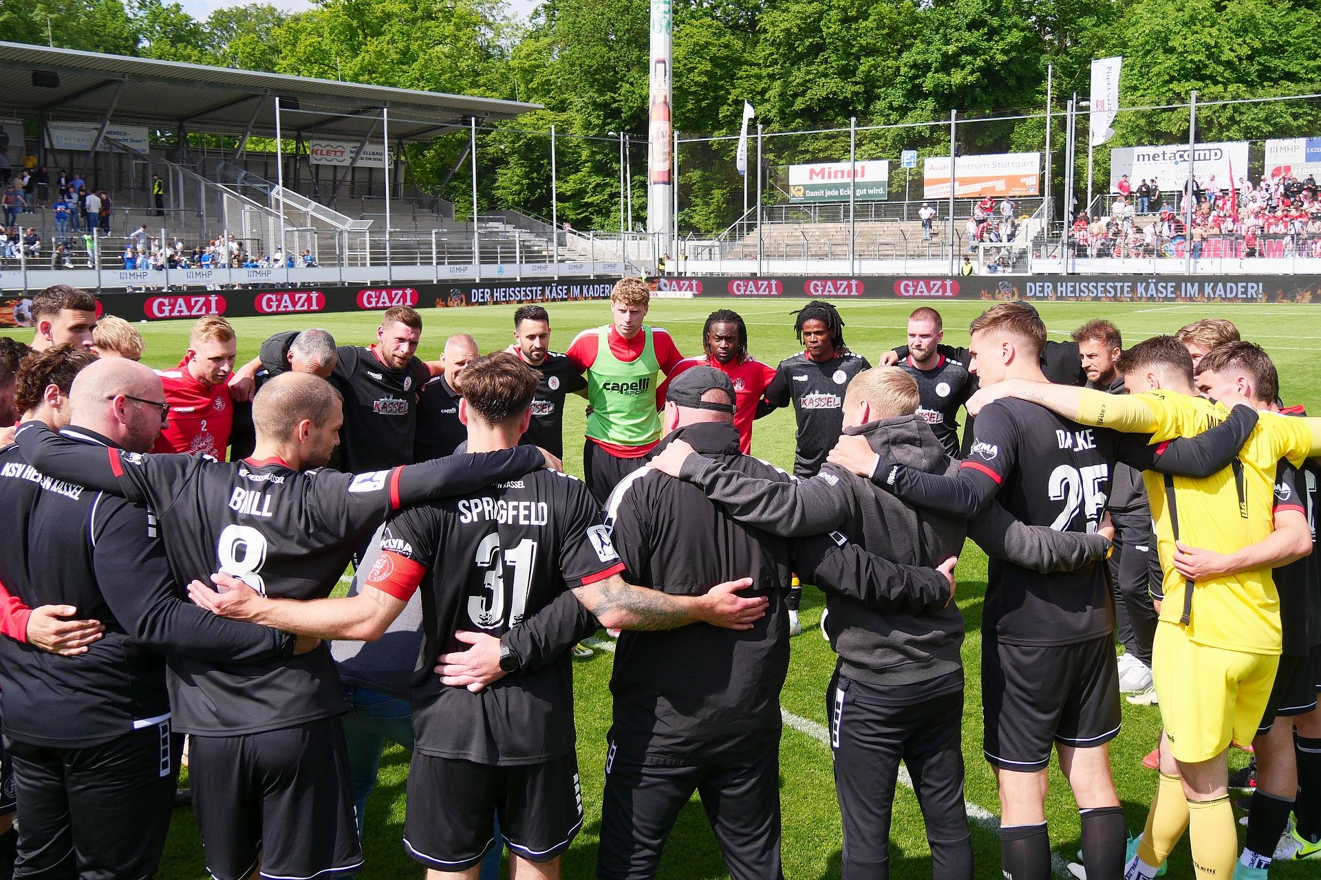Stuttgarter Kickers - KSV Hessen Kassel, Mannschaftskreis