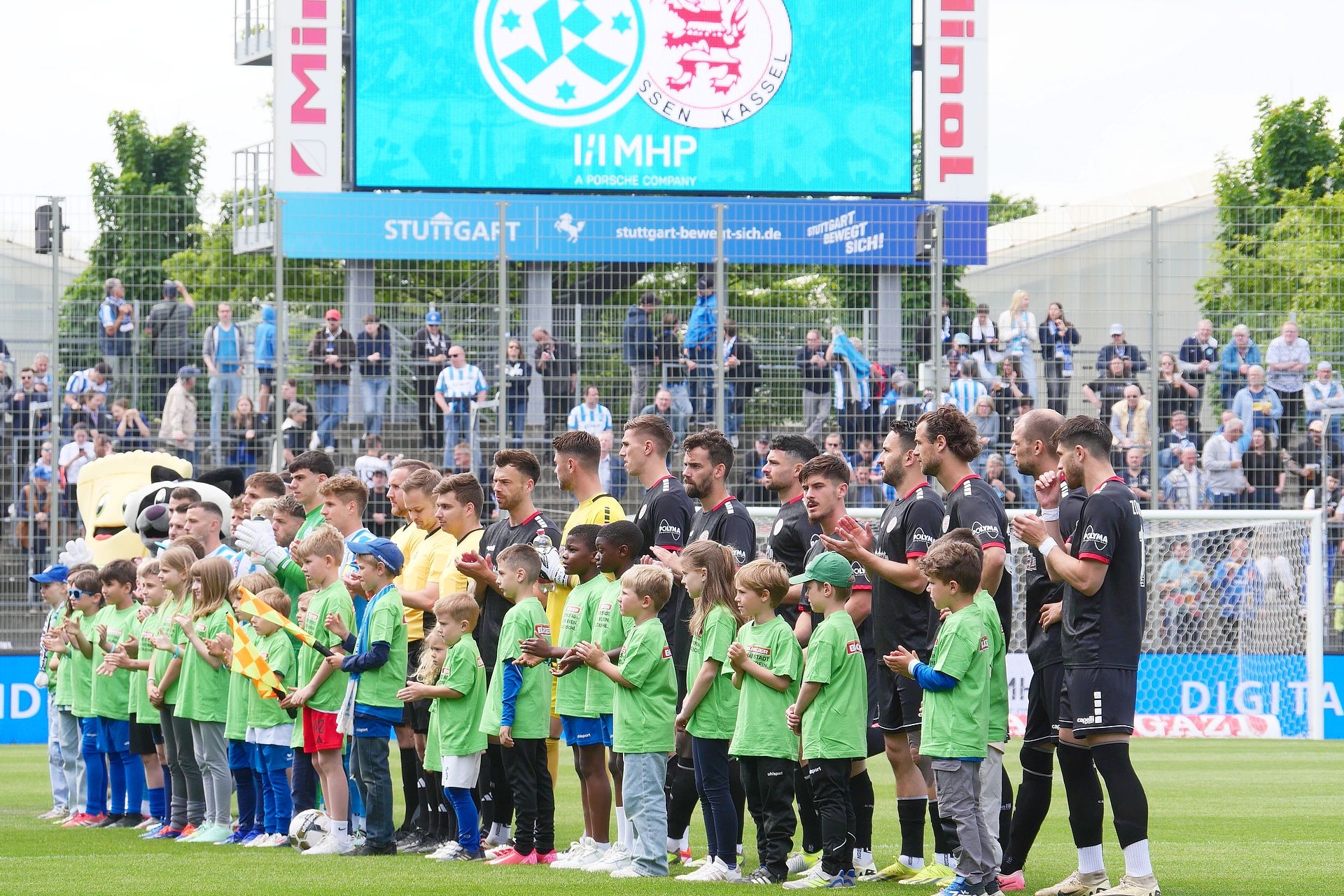 Stuttgarter Kickers - KSV Hessen Kassel, Einlauf