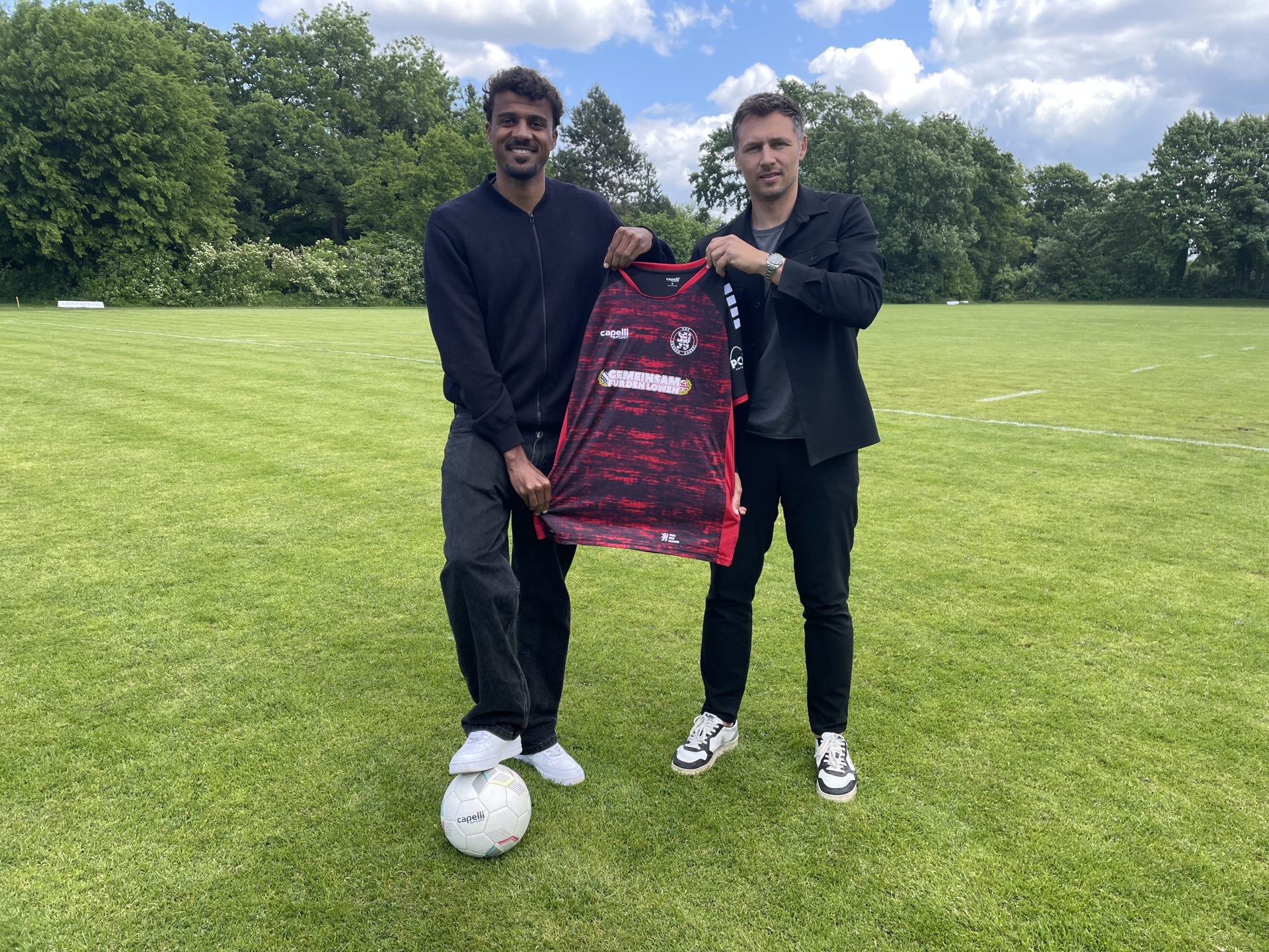 Auch Tyron Duah trägt 2025/26 das Löwentrikot