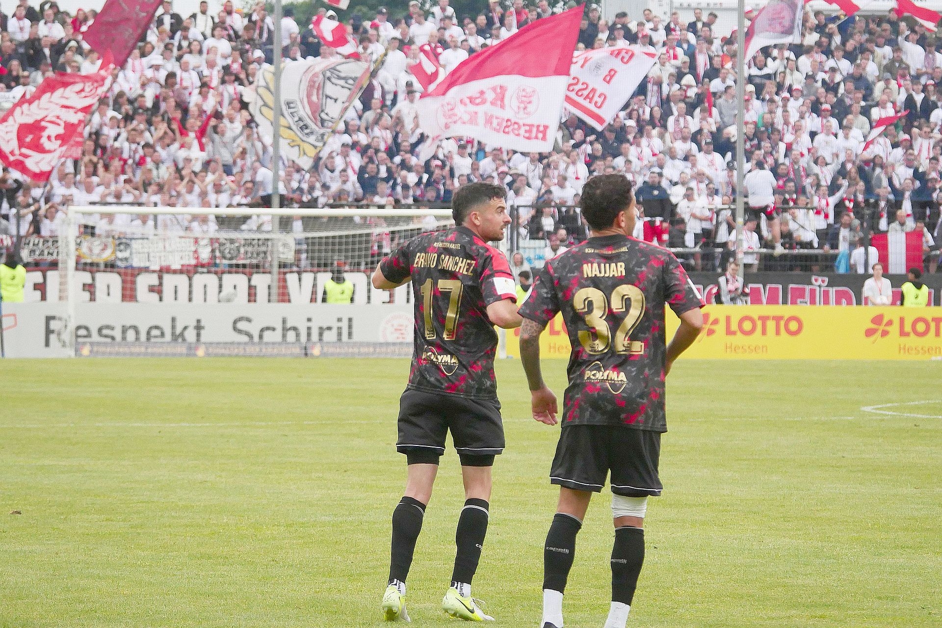 Krombacher Hessenpokal Finale 2024/25 KSV Hessen Kassel - SV Wehen Wiesbaden, Fanblock, Bravo Sanchez, Najjar