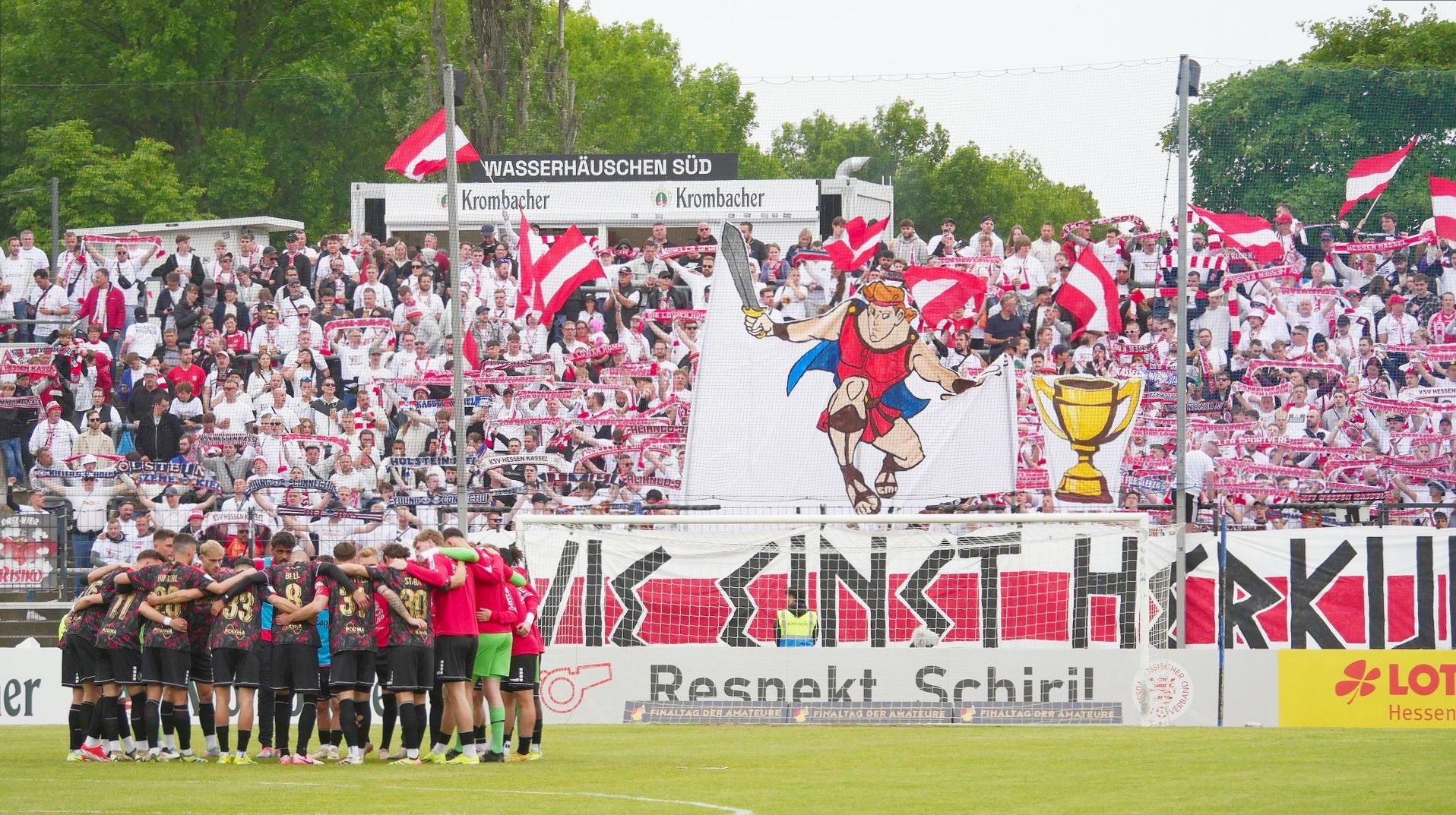 Krombacher Hessenpokal Finale 2024/25 KSV Hessen Kassel - SV Wehen Wiesbaden, Choreo Herkules, Mannschaftskreis