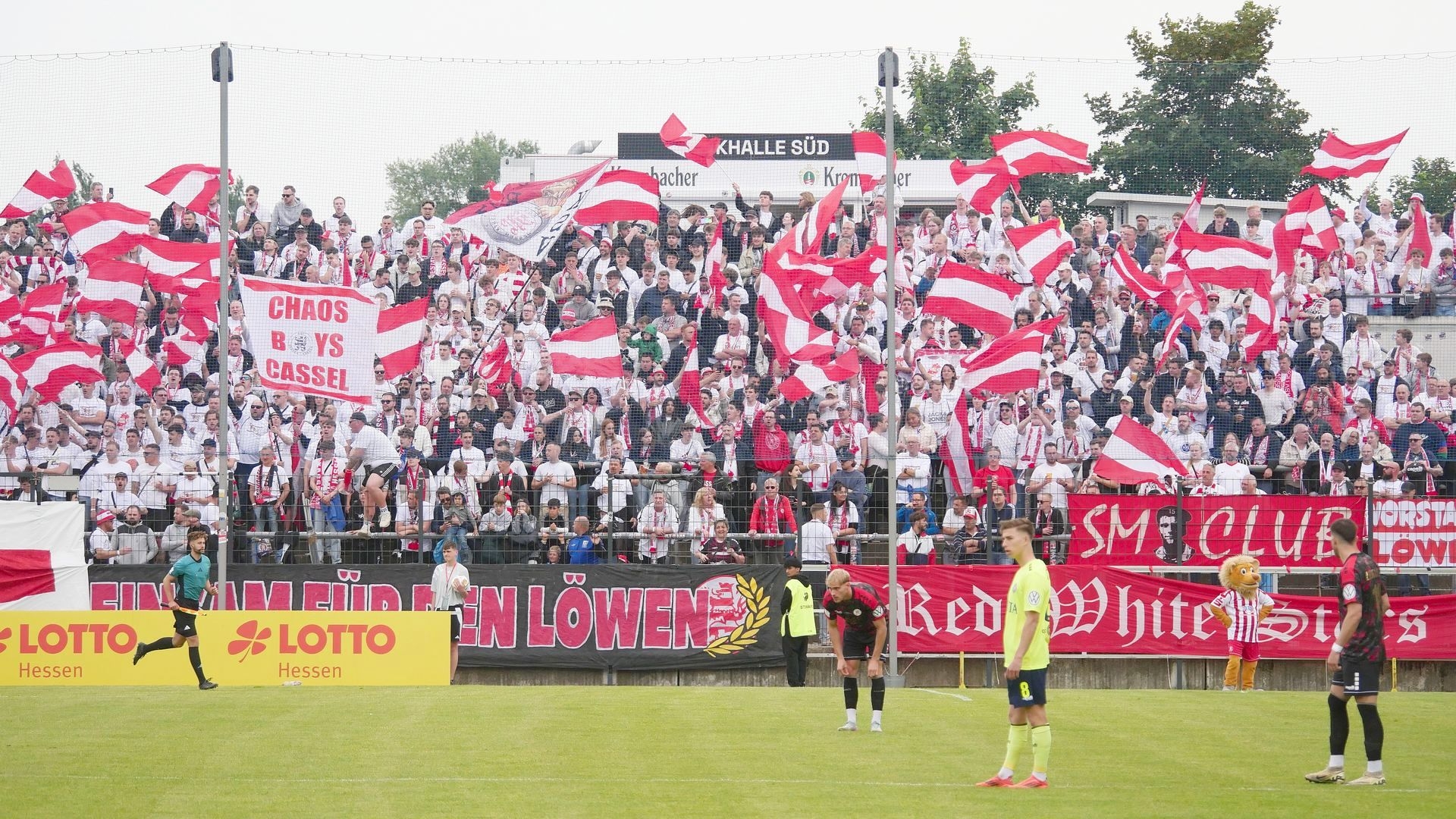 Krombacher Hessenpokal Finale 2024/25 KSV Hessen Kassel - SV Wehen Wiesbaden, Fanblock, Fahnen