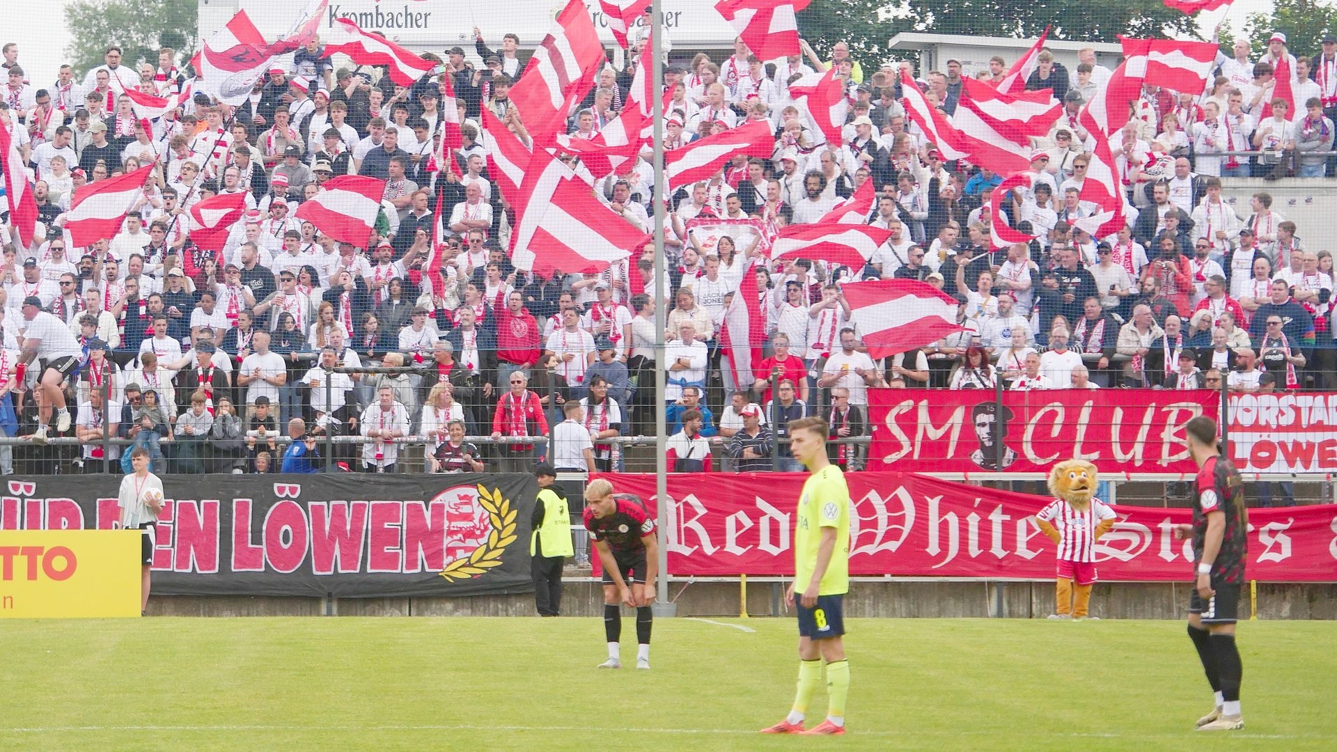 Krombacher Hessenpokal Finale 2024/25 KSV Hessen Kassel - SV Wehen Wiesbaden, Fanblock, Fahnen