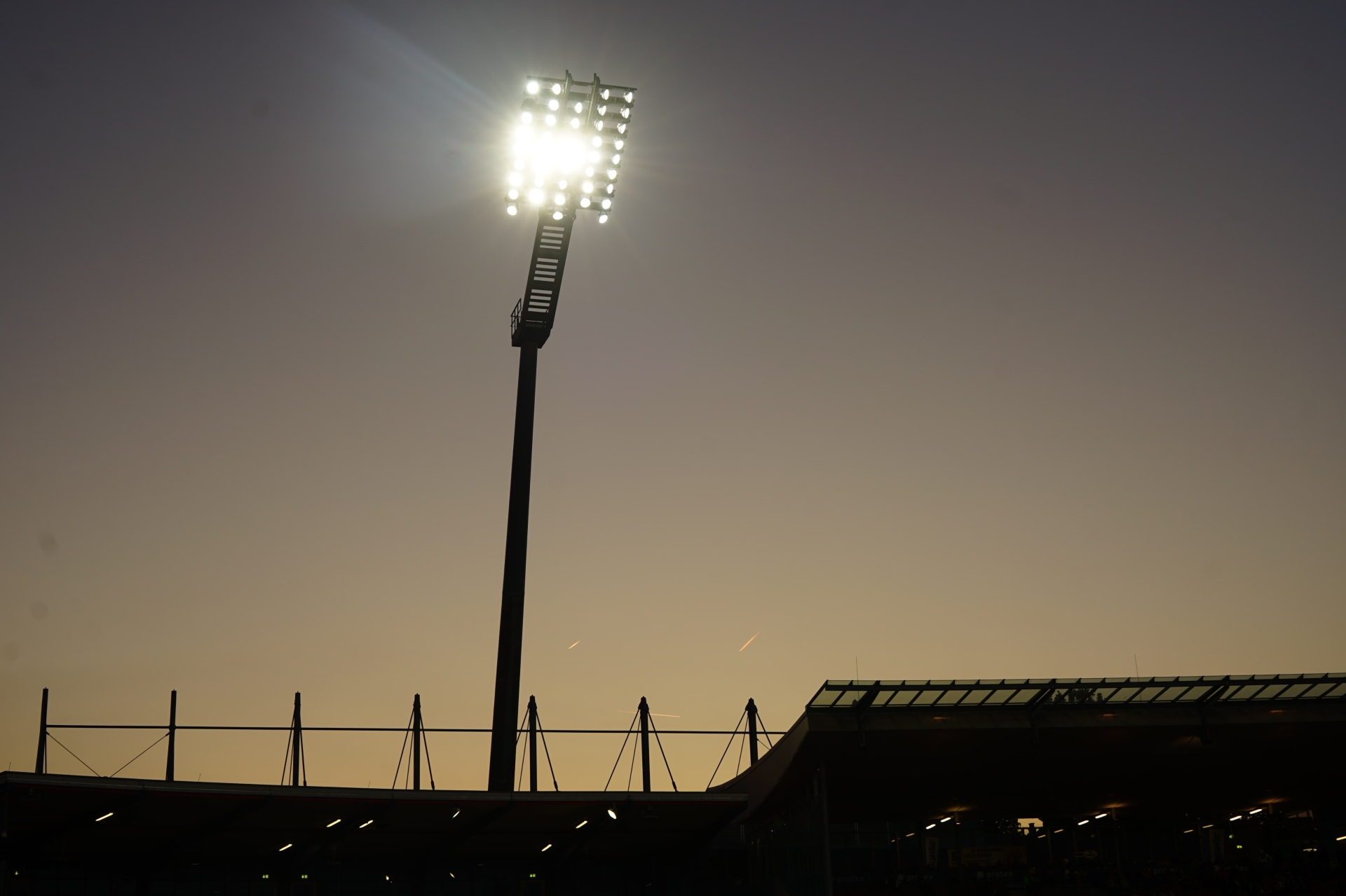KSV Hessen Kassel - Bahlinger SC, Flutlicht