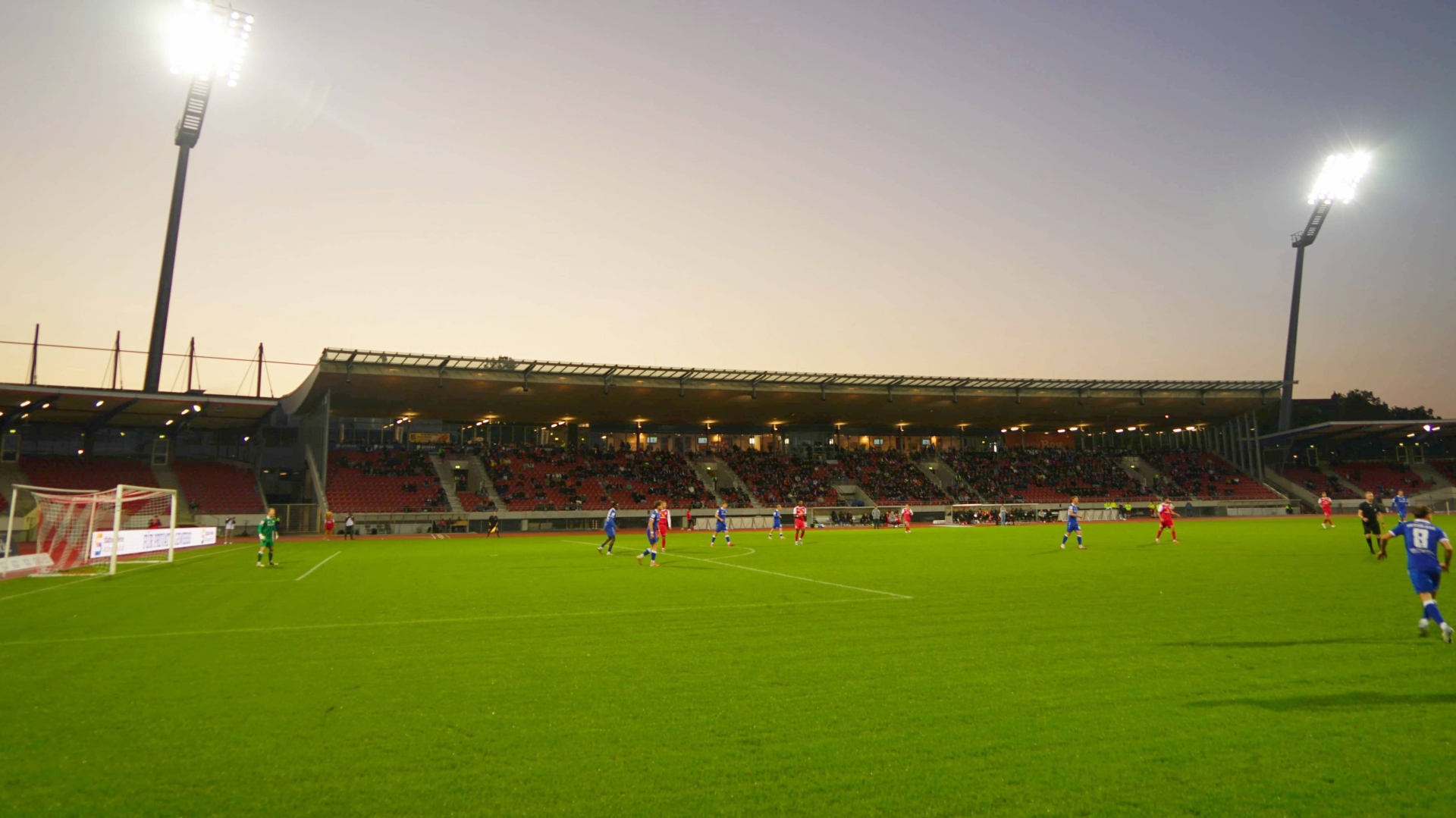 KSV Hessen Kassel - Bahlinger SC, Flutlicht, Tribüne