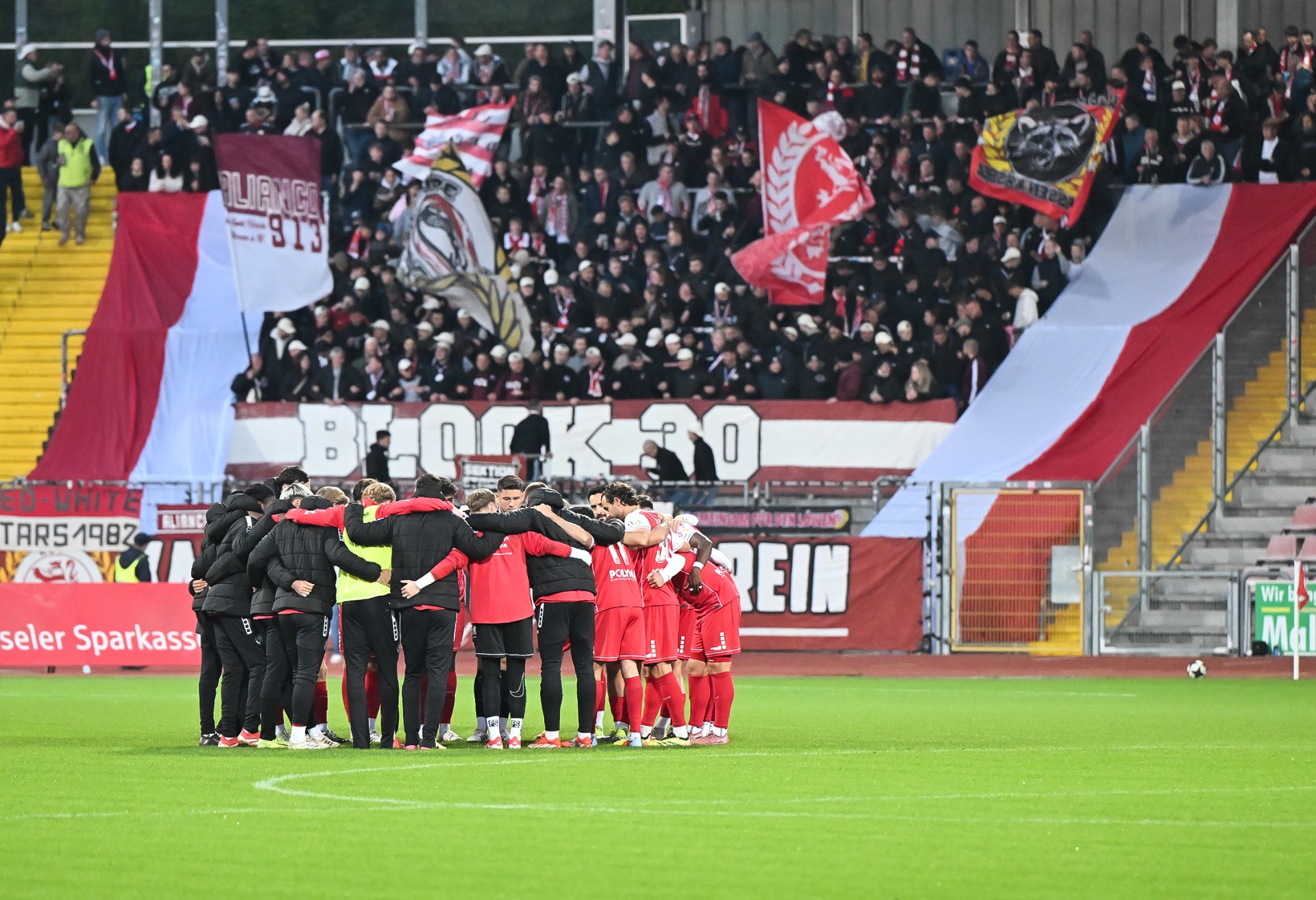 KSV Hessen Kassel, Bahlinger SC, Endstand 2:2, Mannschaftskreis, Block 30