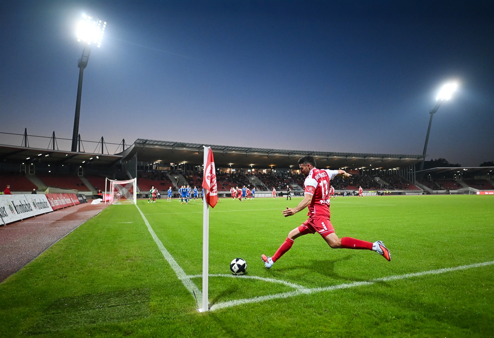 KSV Hessen Kassel, Bahlinger SC, Endstand 2:2, Bravo Sanchez, Tribüne, Flutlicht