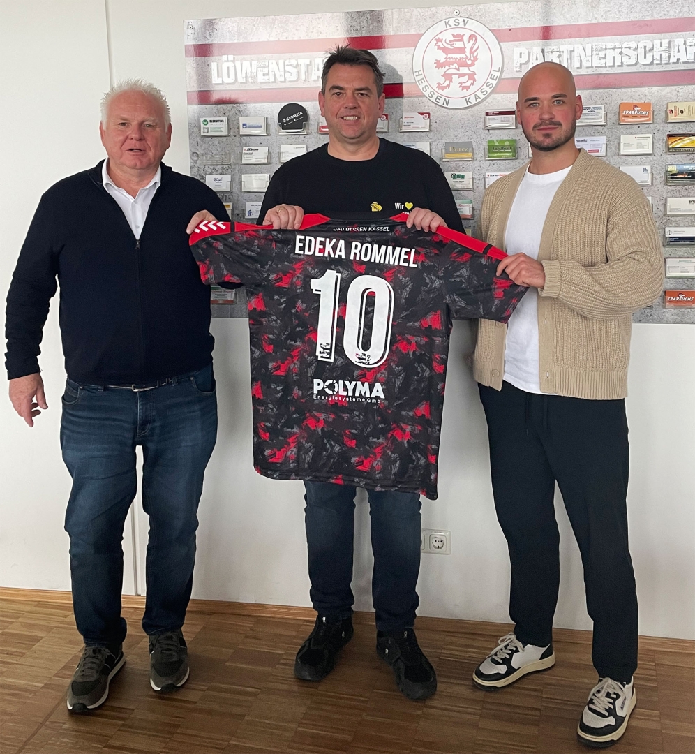 Neu im L&ouml;wenrudel: Dennis Rommel (Bildmitte) ist mit seinem EDEKA Markt neuer Partner der L&ouml;wen. Im Bild mit Joachim Herwig (li.) und Paul Immel (re.)