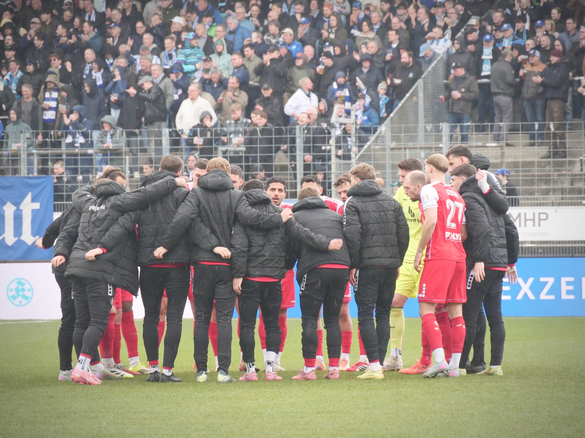 Stuttgarter Kickers, KSV Hessen Kassel, Endstand 0:1, Mannschaftskreis