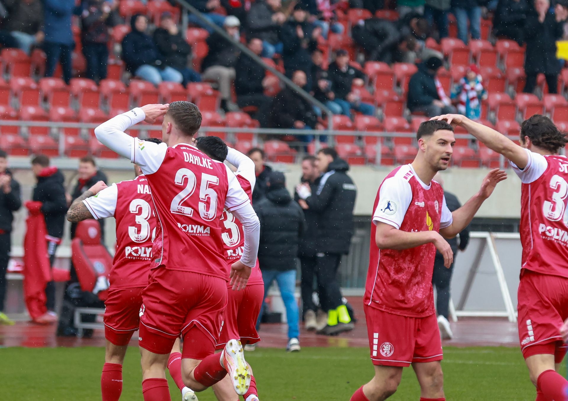 Fu&szlig;ball-Regionalliga,
KSV Hessen gegen Freiberg, 
Jan Dahlke
Emre Boeyuekata
Lukas Peter Rupp
Danny Breitfelder
Yannick Stark

Foto: Schachtschneider