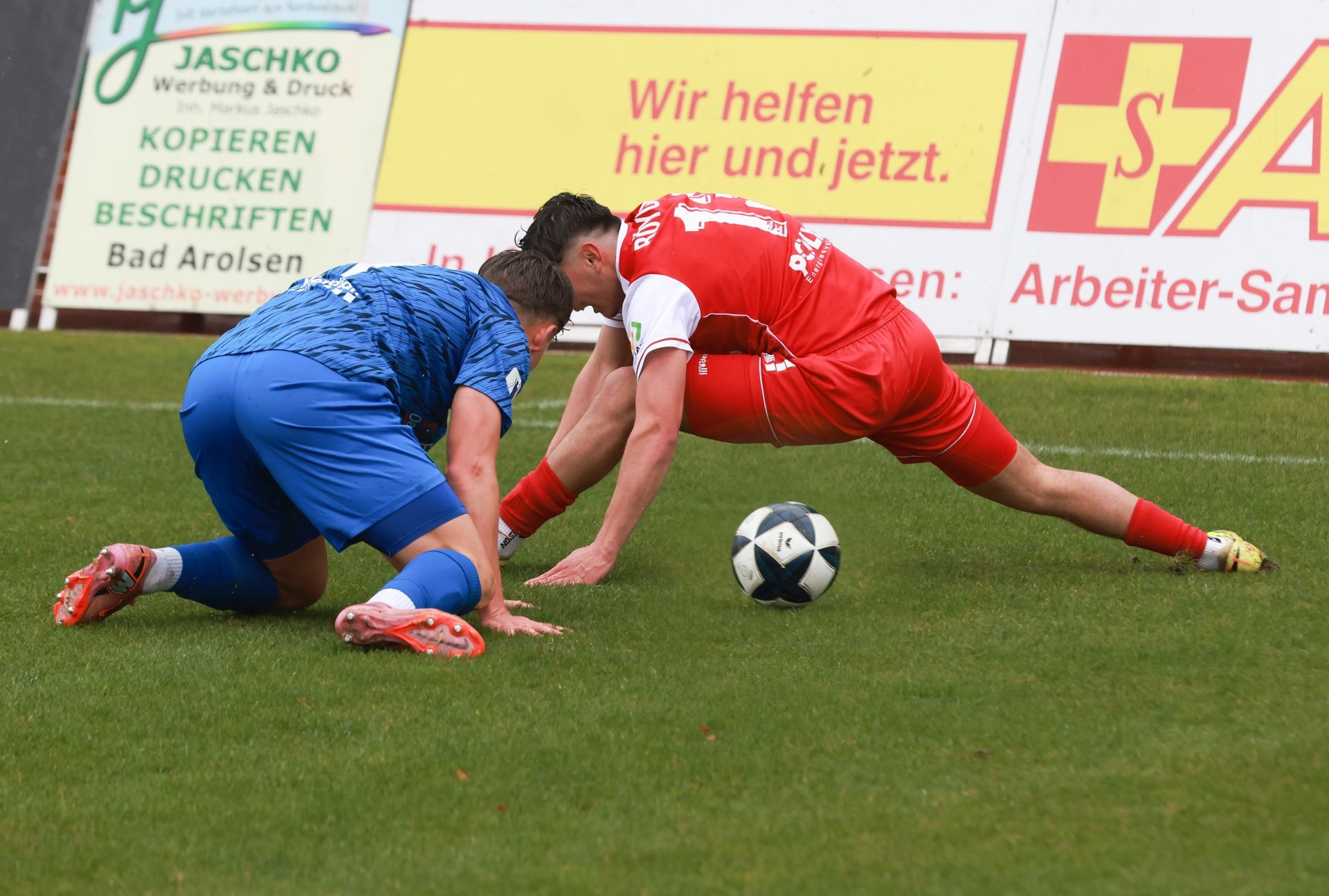 Fu&szlig;ball-Regionalliga,
KSV Hessen gegen Freiberg, 

Emre Boeyuekata
21 Tim Niklas Pietzsch


Foto: Schachtschneider