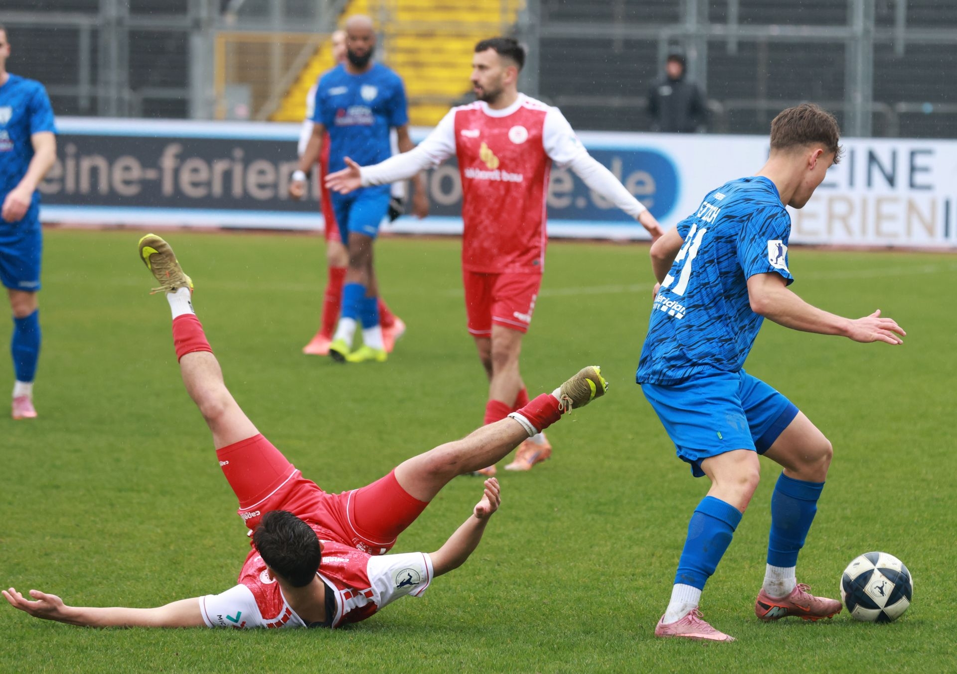 Fu&szlig;ball-Regionalliga,
KSV Hessen gegen Freiberg, 
Danny Breitfelder
21 Tim Niklas Pietzsch


Foto: Schachtschneider