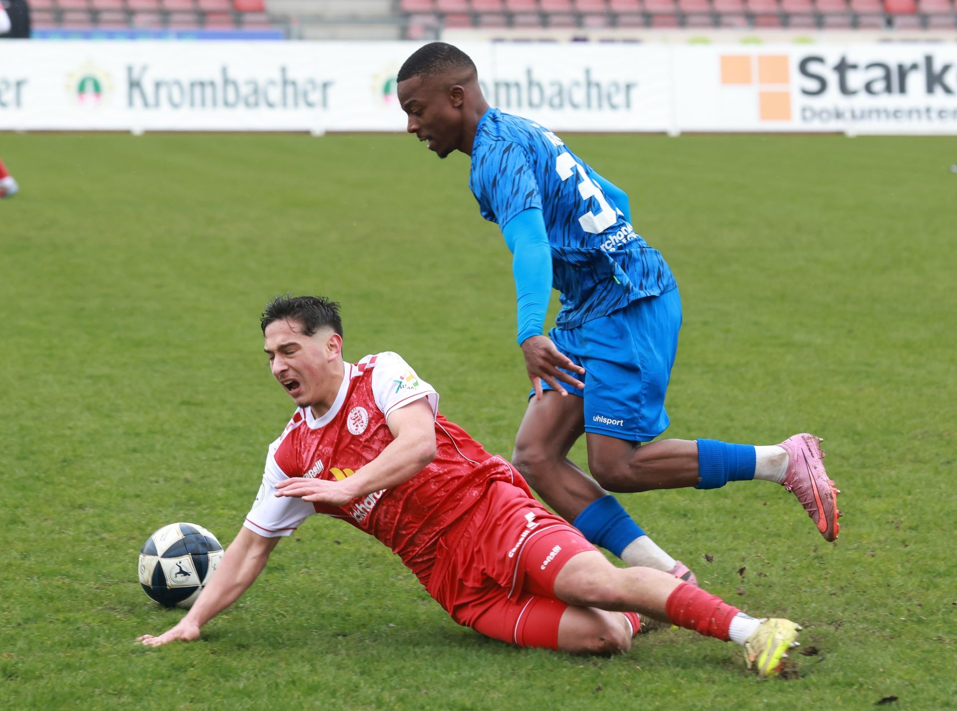 Fu&szlig;ball-Regionalliga,
KSV Hessen gegen Freiberg, 
Emre Boeyuekata
Ryan Adigo


Foto: Schachtschneider
