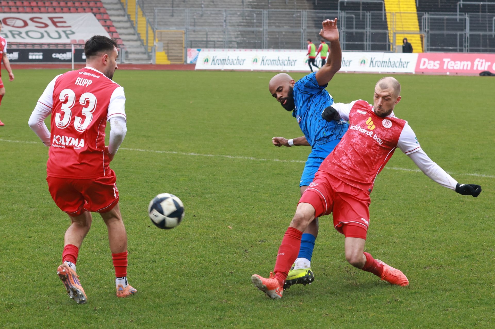 Fu&szlig;ball-Regionalliga,
KSV Hessen gegen Freiberg, 
Lukas Peter Rupp
Frederic Brill
70 Meghon Valpoort


Foto: Schachtschneider