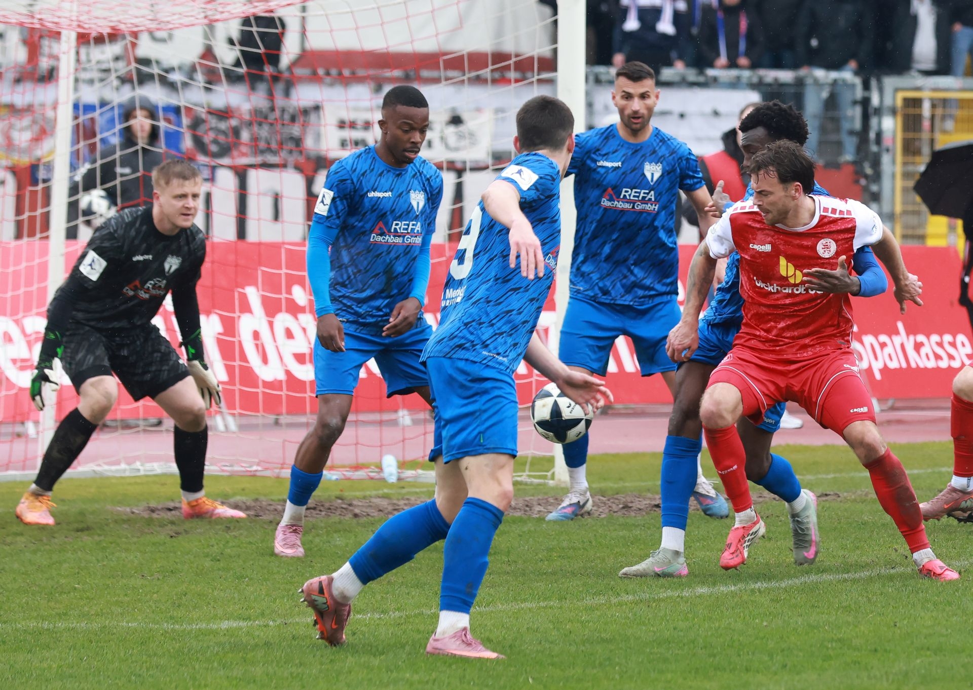 Fu&szlig;ball-Regionalliga,
KSV Hessen gegen Freiberg, 
Maurice Springfeld,
Florian Ballas,
Benedikt Grawe,
Ryan Adigo
Abou
Ballo,
9 Nicklas Shipnoski

Foto: Schachtschneider