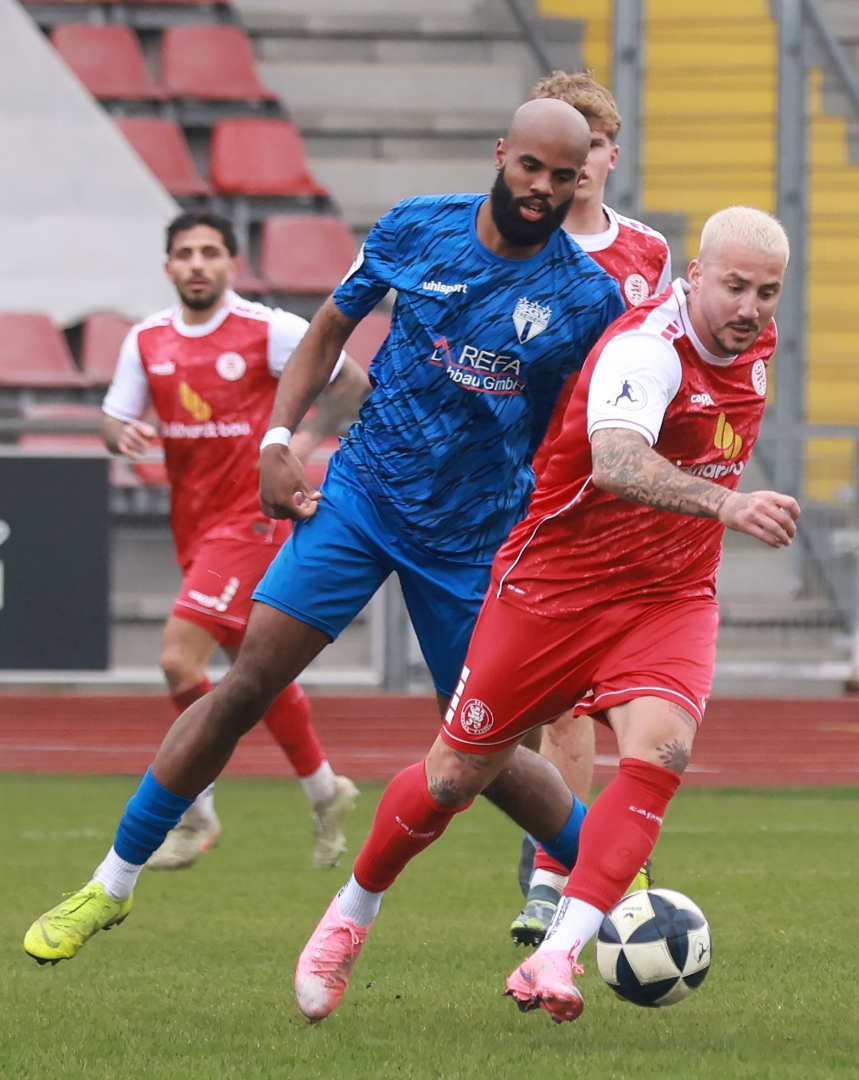 Fu&szlig;ball-Regionalliga,
KSV Hessen gegen Freiberg, 
Sercan Sararer
70 Meghon Valpoort


Foto: Schachtschneider
