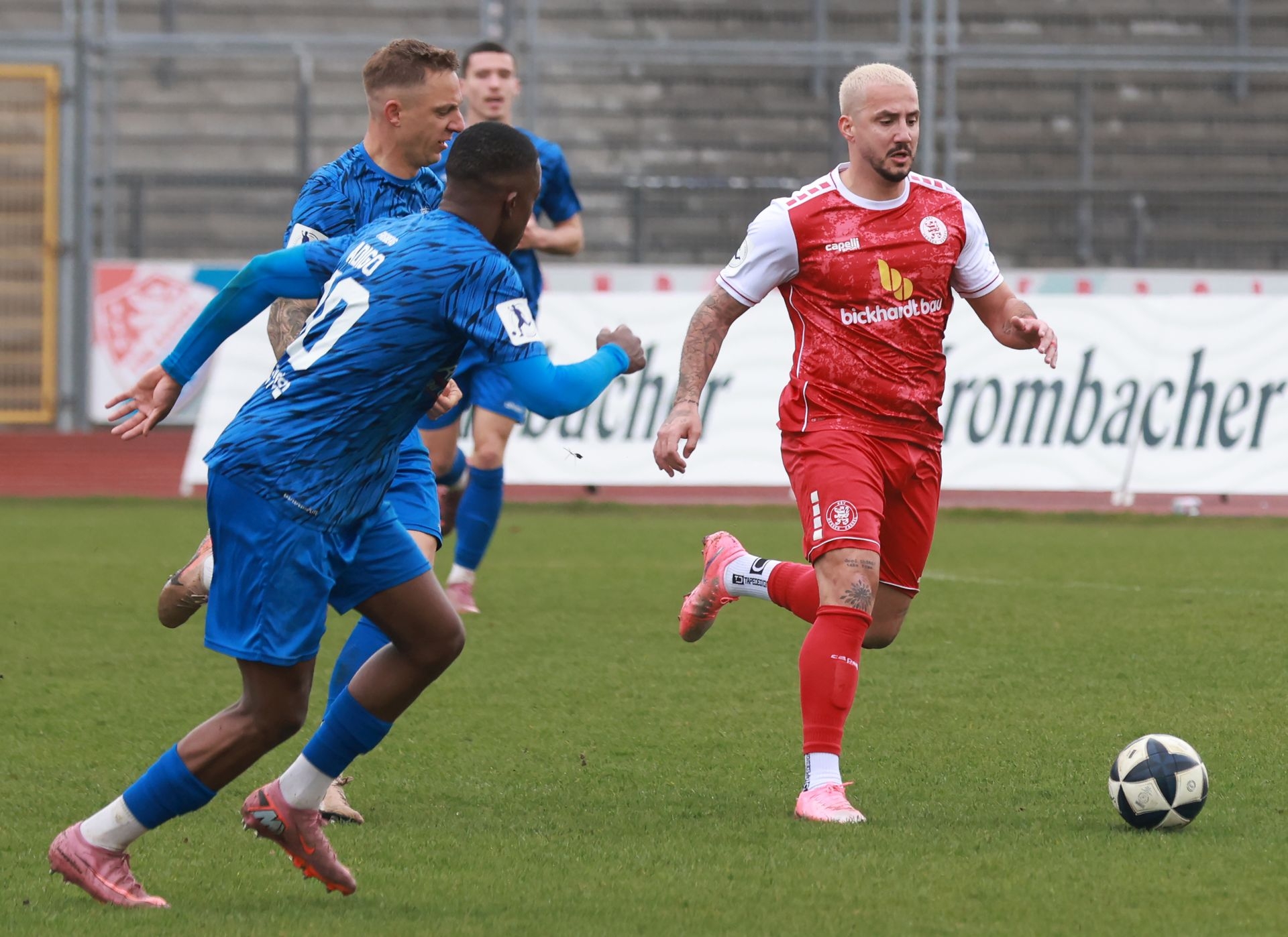 Fu&szlig;ball-Regionalliga,
KSV Hessen gegen Freiberg, 
Sercan Sararer
10 Marco Kehl Gomez
30 Ryan Adigo


Foto: Schachtschneider
