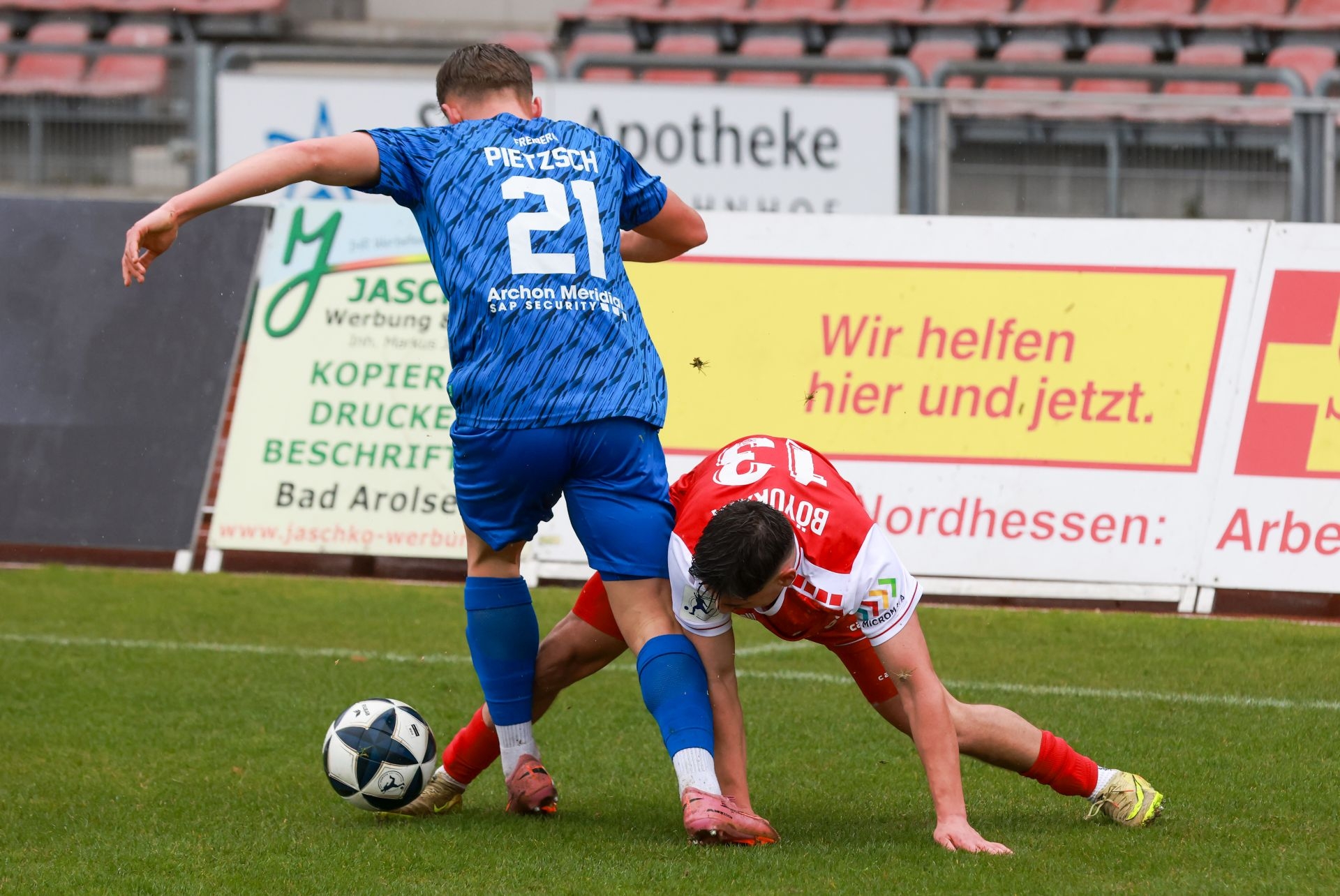 Fu&szlig;ball-Regionalliga,
KSV Hessen gegen Freiberg, 
Emre Boeyuekata
21 Tim Niklas Pietzsch


Foto: Schachtschneider