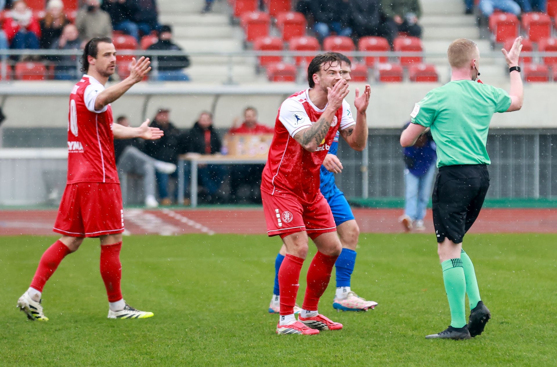 Fu&szlig;ball-Regionalliga,
KSV Hessen gegen Freiberg, 
Maurice Springfeld
Roy Dingler, Schiedsrichter


Foto: Schachtschneider