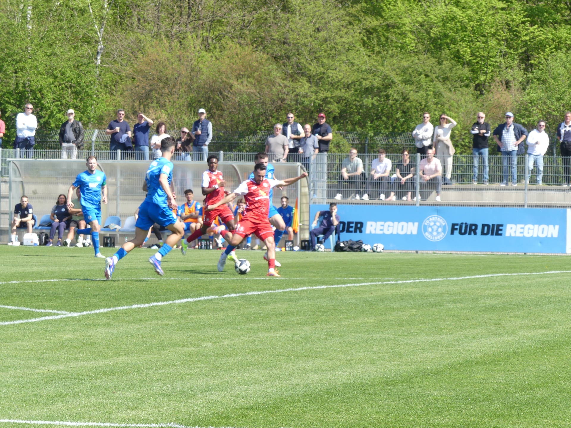 L&ouml;wen mit dem n&auml;chsten Dreier nach furiosem Spiel in Walldorf