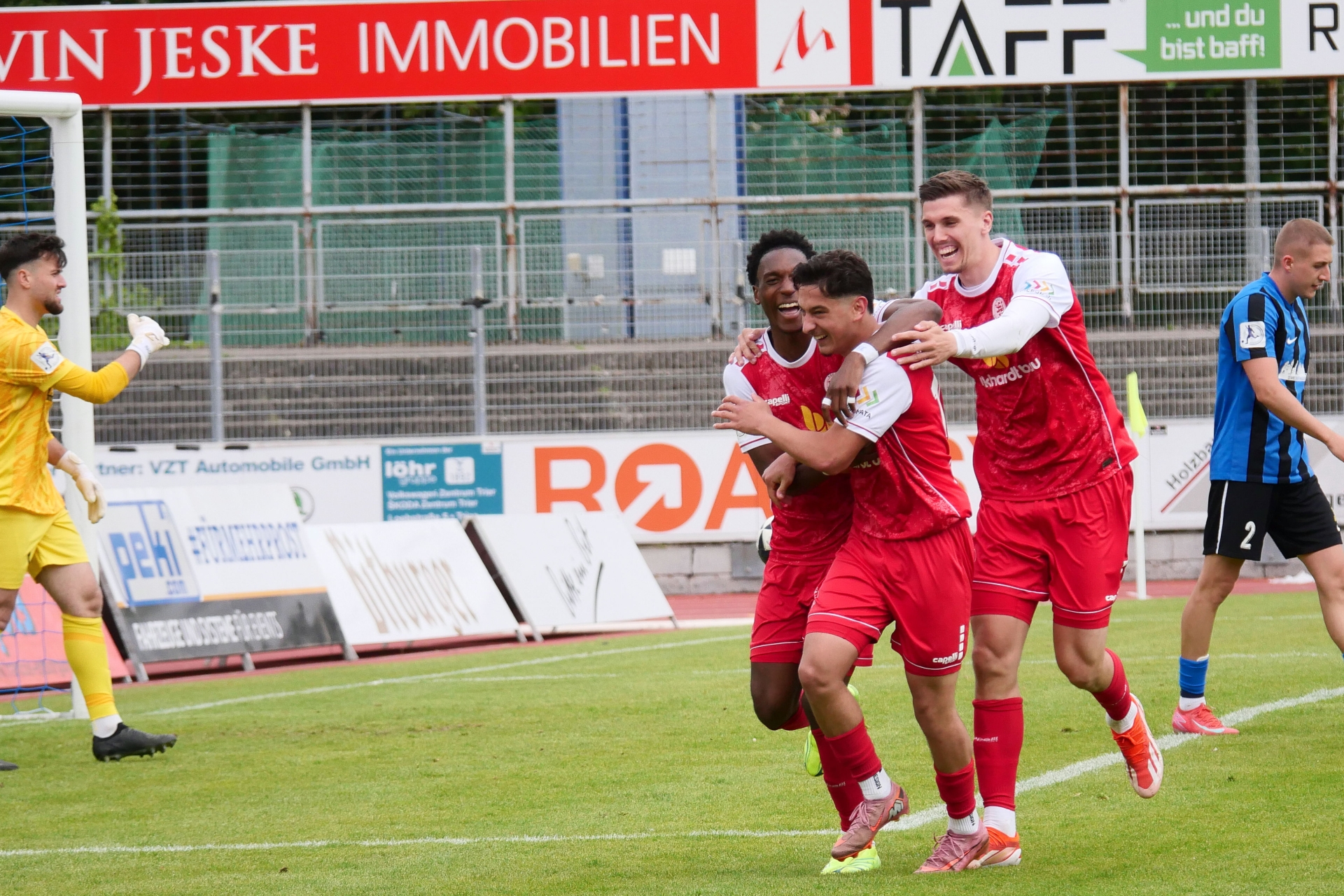 SV Eintracht Trier - KSV Hessen Kassel, Torjubel, Bonianga, Böyükata, Dahlke