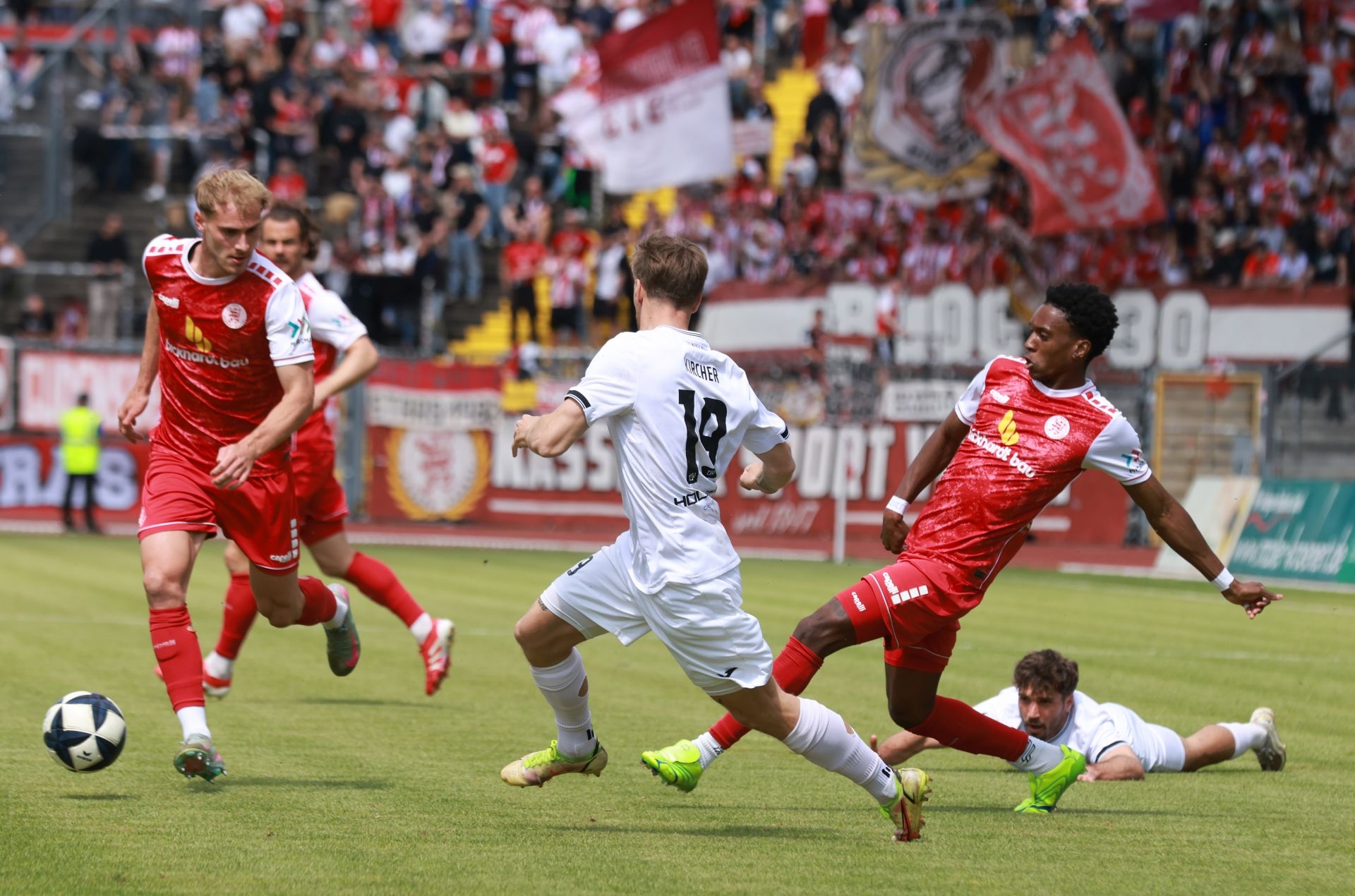 Fu&szlig;ball Regionalliga, KSV Hessen gegen TSV Steinbach,
Phinees Bonianga,
Tobias Girth,
19 Tim Kircher
Foto: Schachtschneider