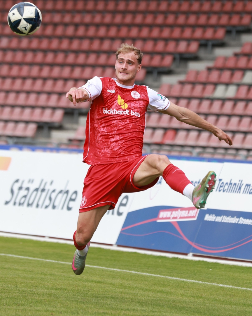 Fu&szlig;ball Regionalliga, KSV Hessen gegen TSV Steinbach,
Tobias Boche,

Foto: Schachtschneider