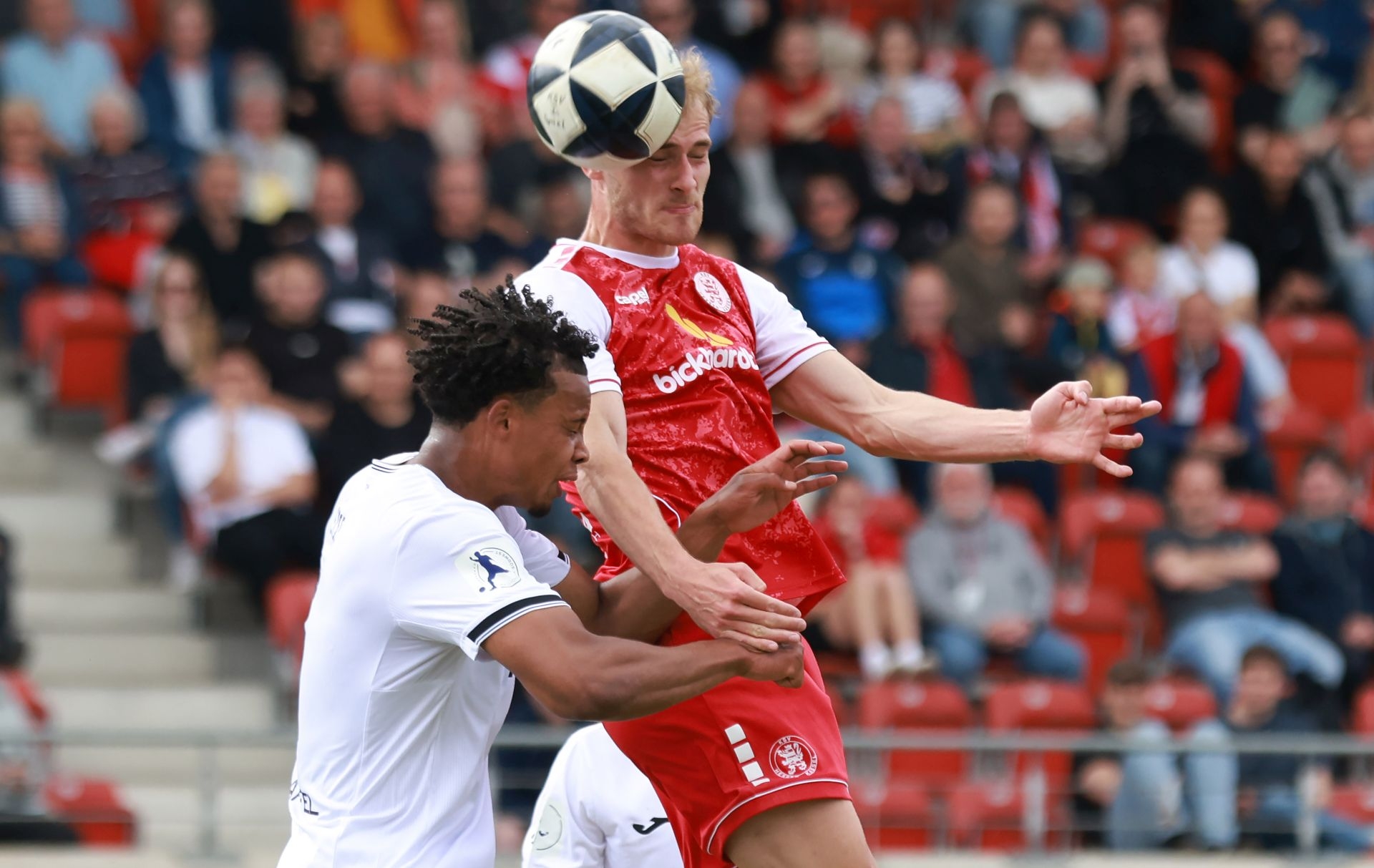 Fu&szlig;ball Regionalliga, KSV Hessen gegen TSV Steinbach,
Tobias Boche,
5 Julian Yao Mawuli Etse
Foto: Schachtschneider