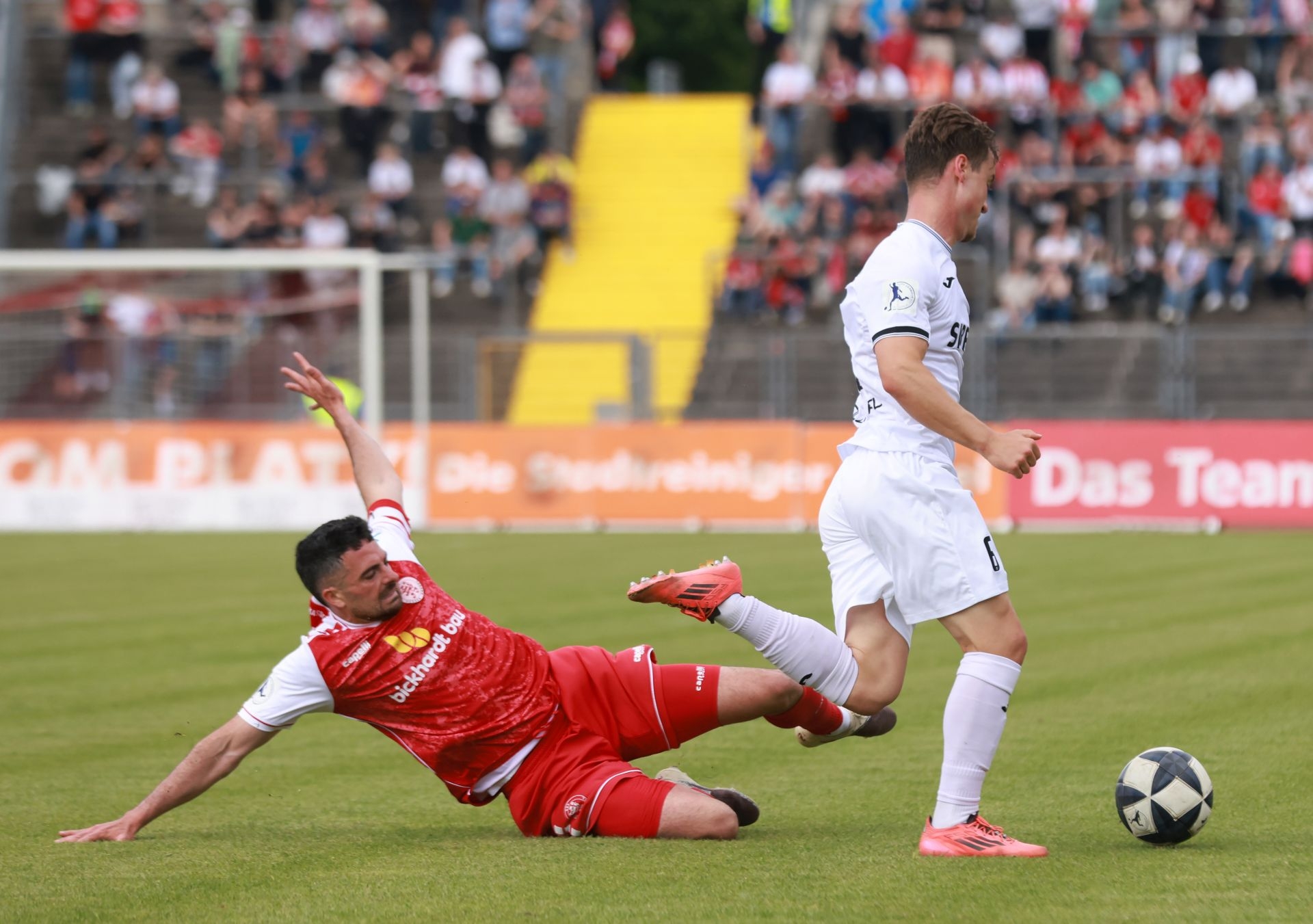 Fu&szlig;ball Regionalliga, KSV Hessen gegen TSV Steinbach,
Adrian Bravo Sanchez,
Lukas N&auml;pflein,
Foto: Schachtschneider