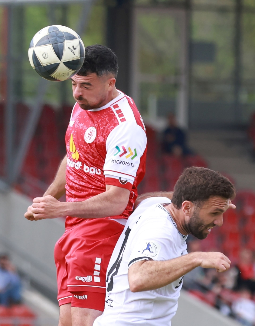 Fu&szlig;ball Regionalliga, KSV Hessen gegen TSV Steinbach,
Tobias Boche,
Serkan Firat,
Foto: Schachtschneider