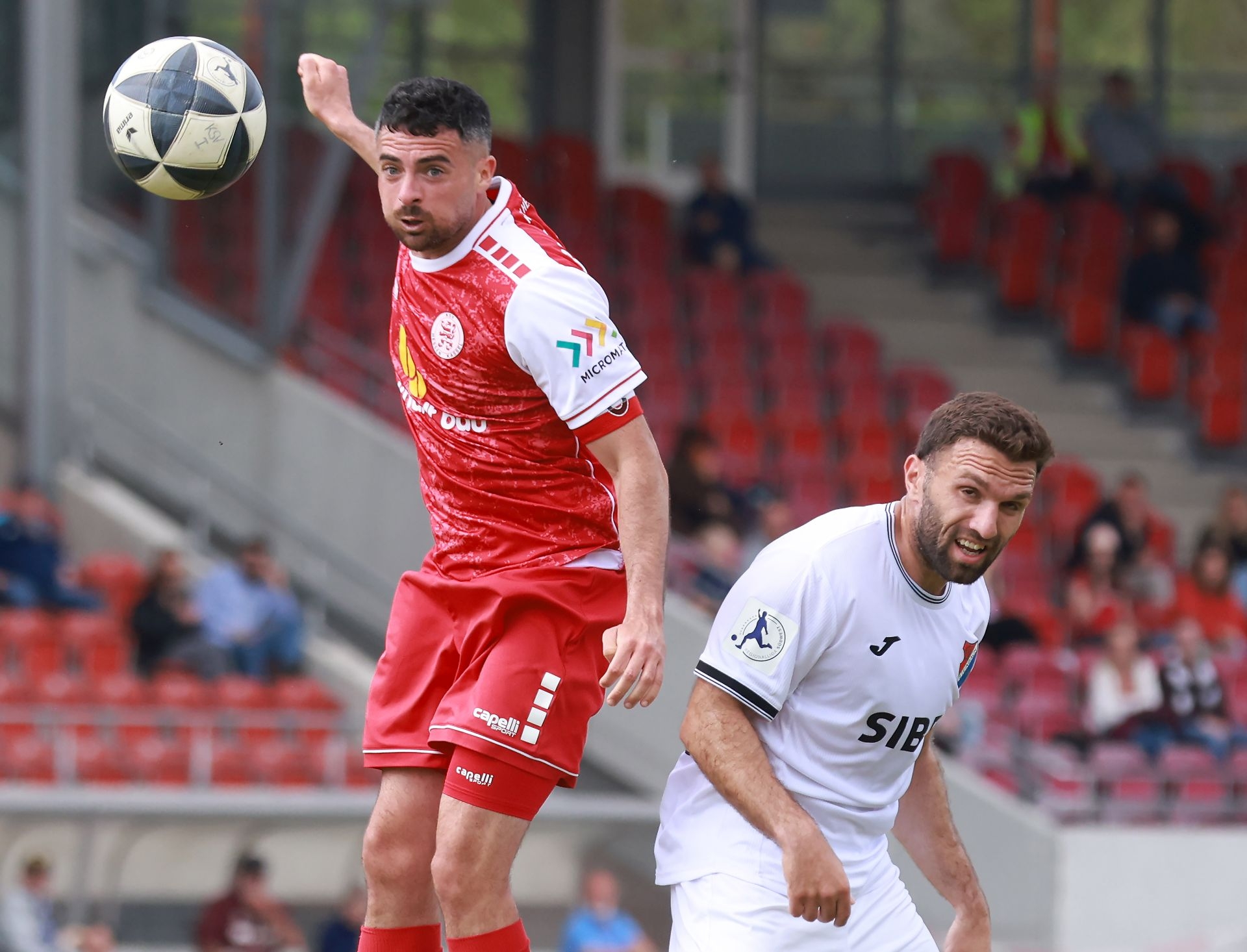 Fu&szlig;ball Regionalliga, KSV Hessen gegen TSV Steinbach,
Adrian Bravo Sanchez,
Serkan Firat,
Foto: Schachtschneider