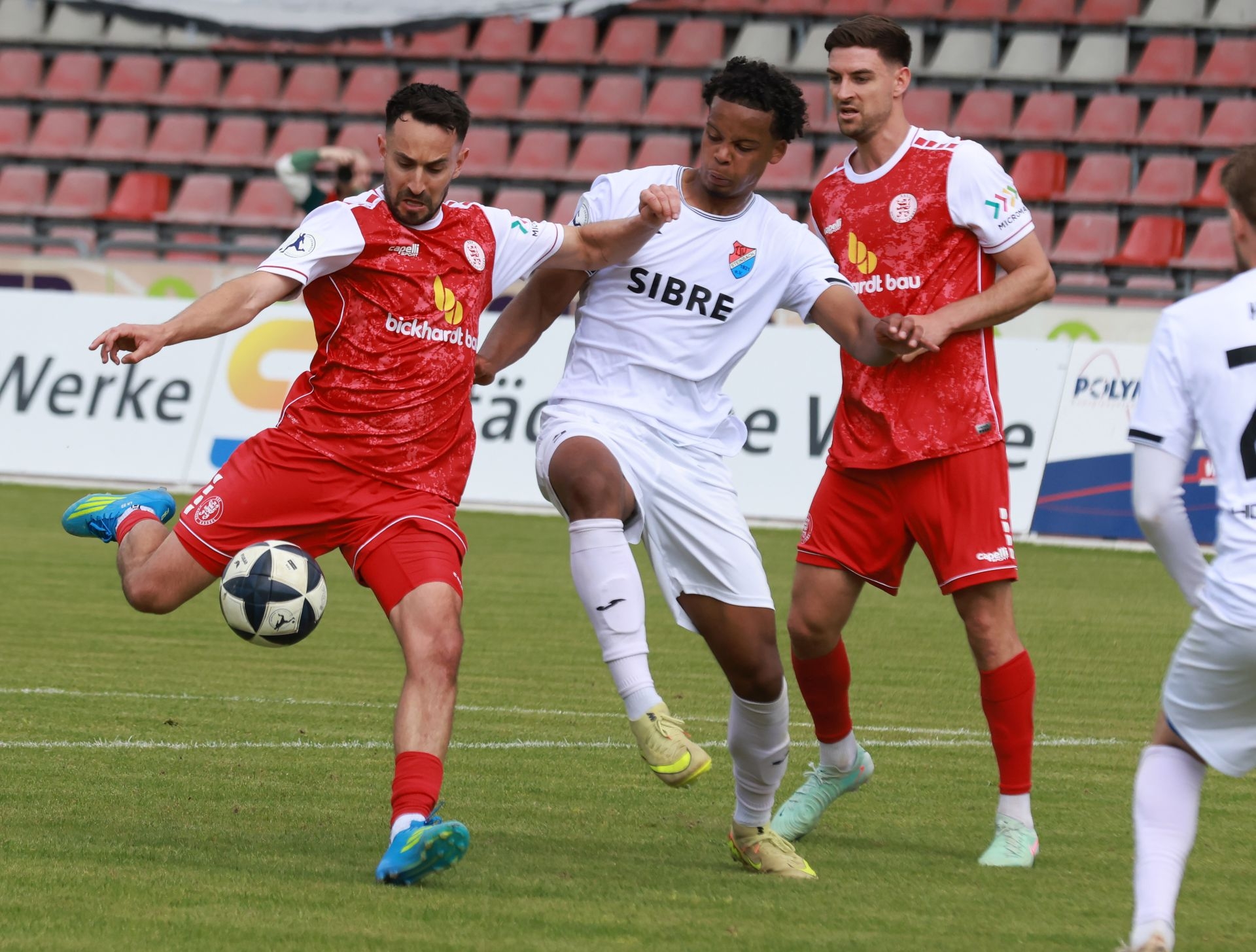 Fu&szlig;ball Regionalliga, KSV Hessen gegen TSV Steinbach,
Lukas Peter Rupp,
Julian Etse,
Danny Breitfelder,

Foto: Schachtschneider