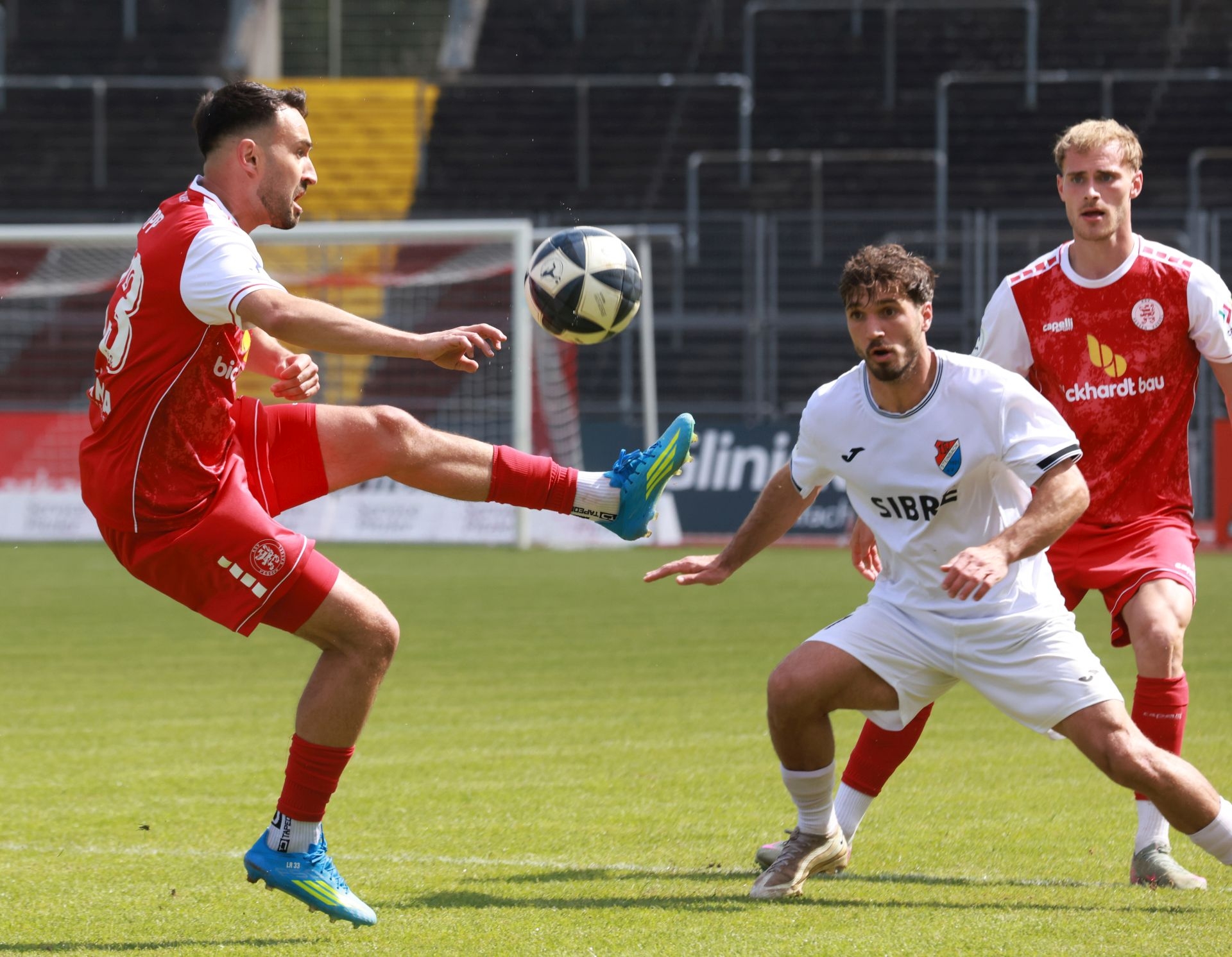 Fu&szlig;ball Regionalliga, KSV Hessen gegen TSV Steinbach,
Lukas Peter Rupp
Tobias Boche,
Serkan Firat
Foto: Schachtschneider