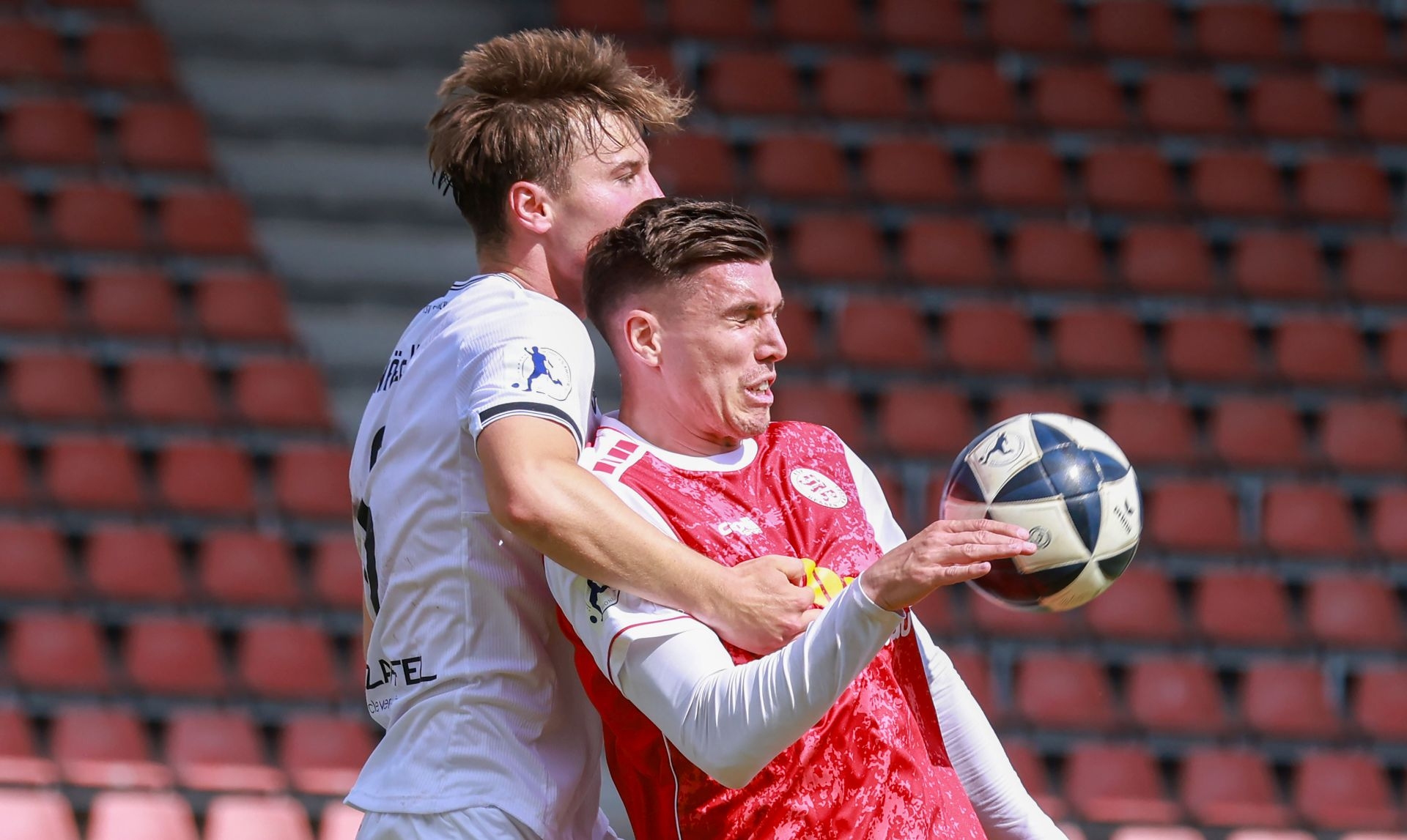 Fu&szlig;ball Regionalliga, KSV Hessen gegen TSV Steinbach,
Jan Dahlke,
Lukas N&auml;pflein,
Foto: Schachtschneider