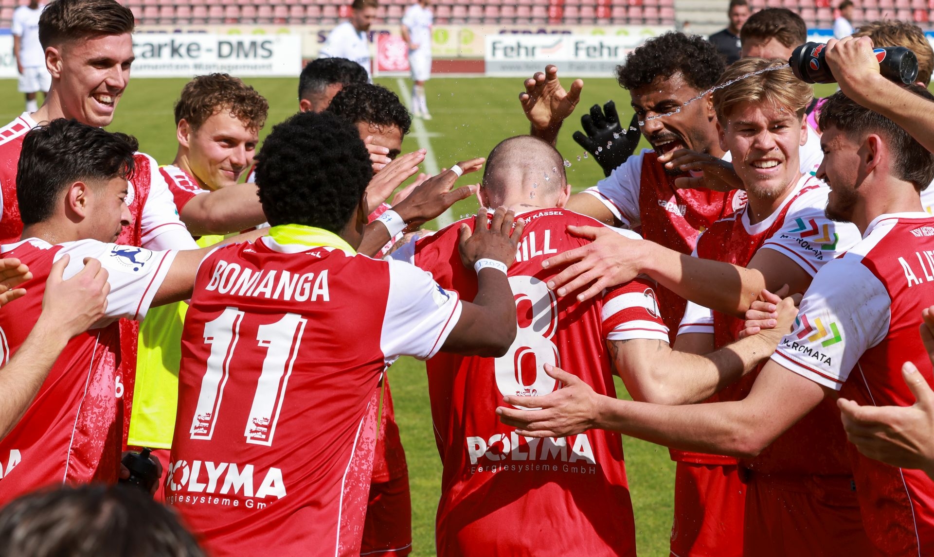 Fußball Regionalliga, KSV Hessen gegen TSV Steinbach,Frederic Brill,Spalier,Foto: Schachtschneider