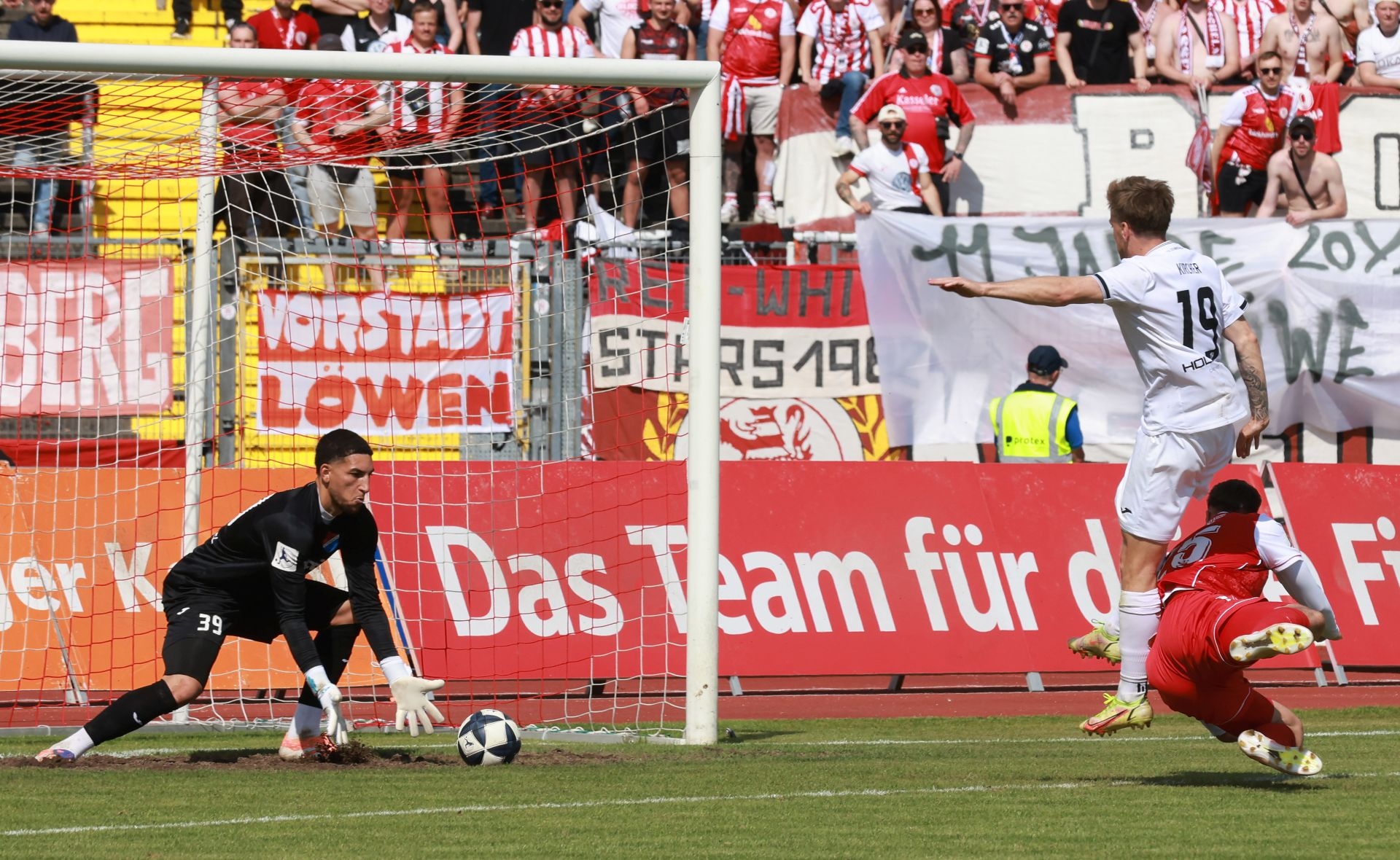 Fu&szlig;ball Regionalliga, KSV Hessen gegen TSV Steinbach,
Jan Dahlke
19 Tim Kircher
Kevin Ibrahim
Foto: Schachtschneider