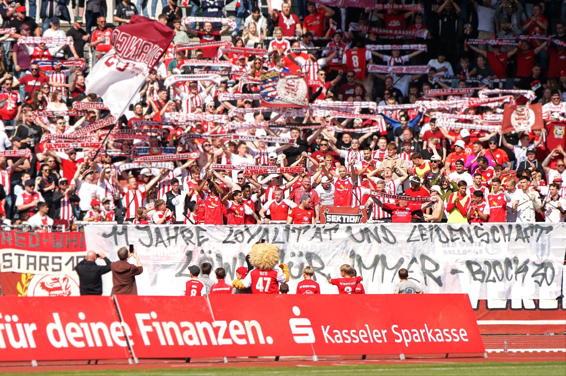 KSV Hessen Kassel - TSV Steinbach Haiger, Brill, Mannschaft, Block 30