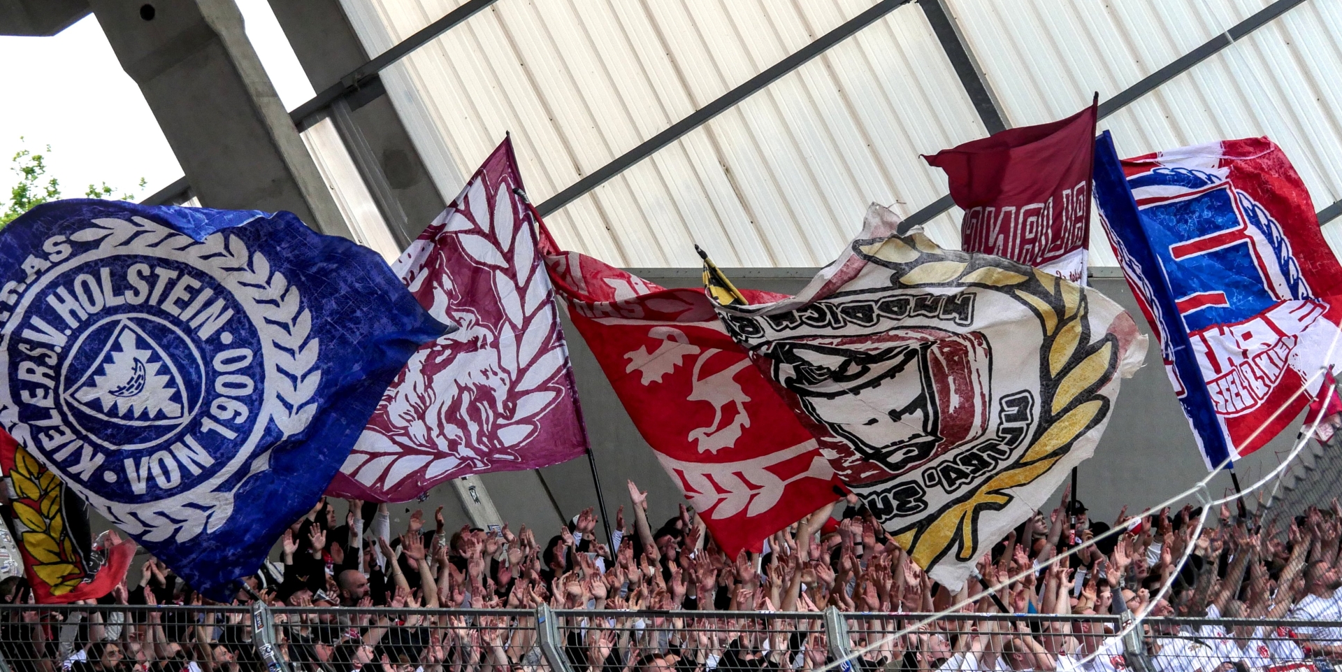 Kickers Offenbach - KSV Hessen Kassel, fanblock, Fahnen, Holstein Kiel