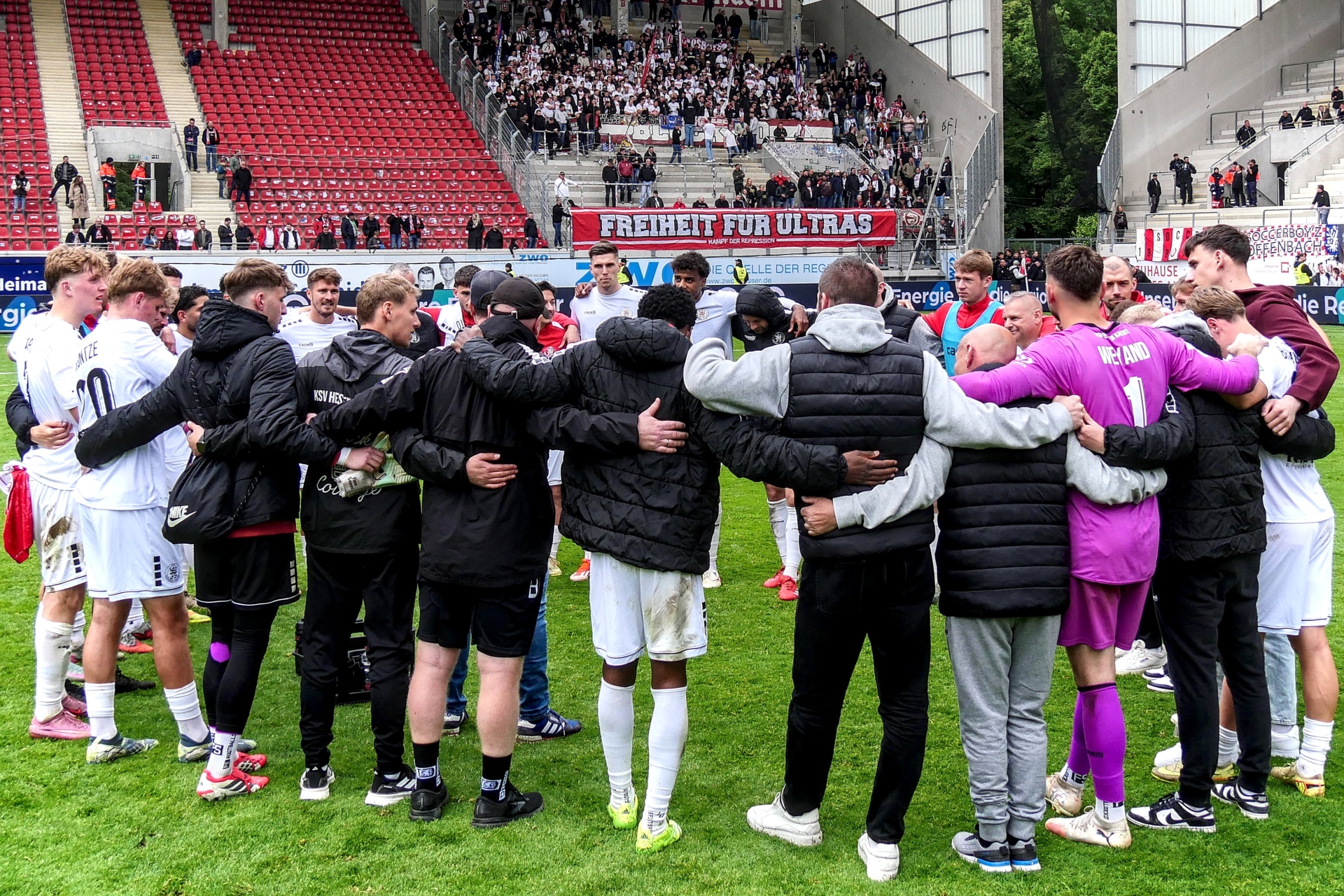 Kickers Offenbach - KSV Hessen Kassel, Mannschaftskreis, Fanblock 