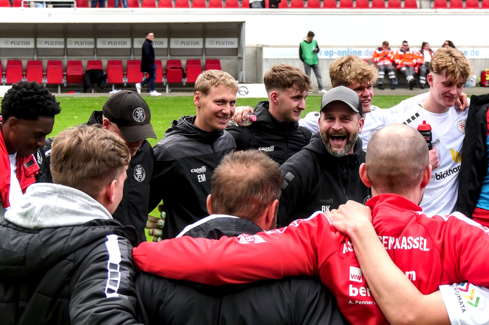 Kickers Offenbach - KSV Hessen Kassel, Mannschaftskreis, Klingbeil